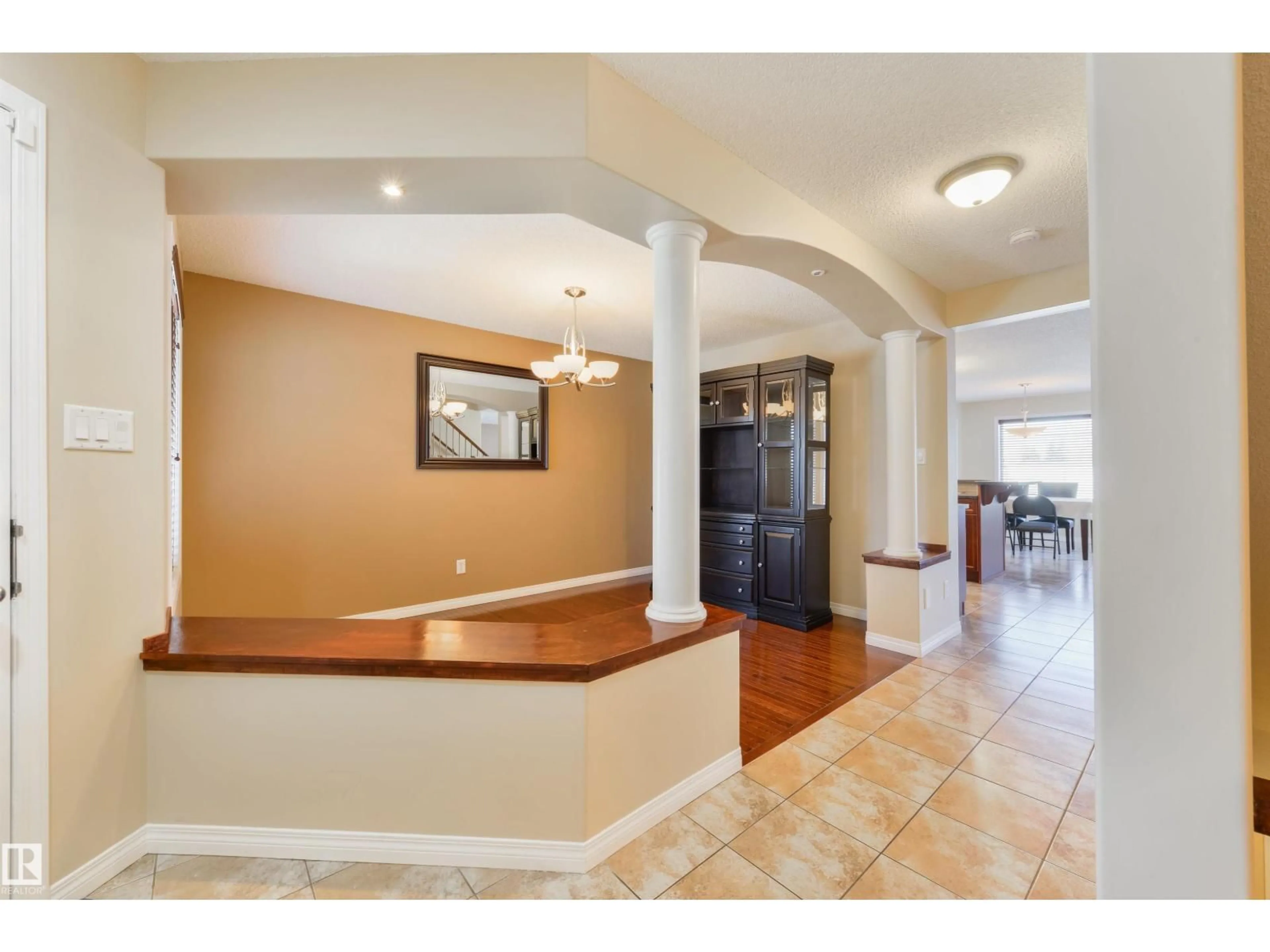 Indoor foyer for 20624 92 AV NW, Edmonton Alberta T5T1S9