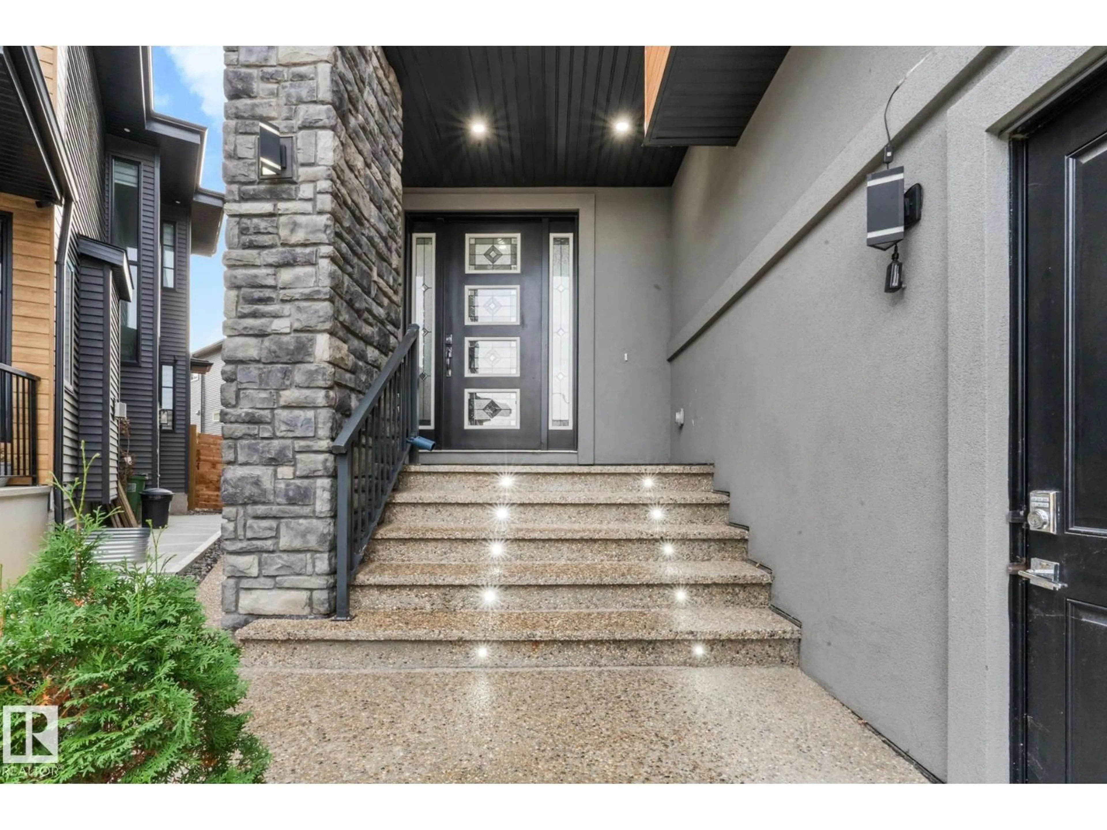 Indoor entryway for 223 37 ST, Edmonton Alberta T6X2W4