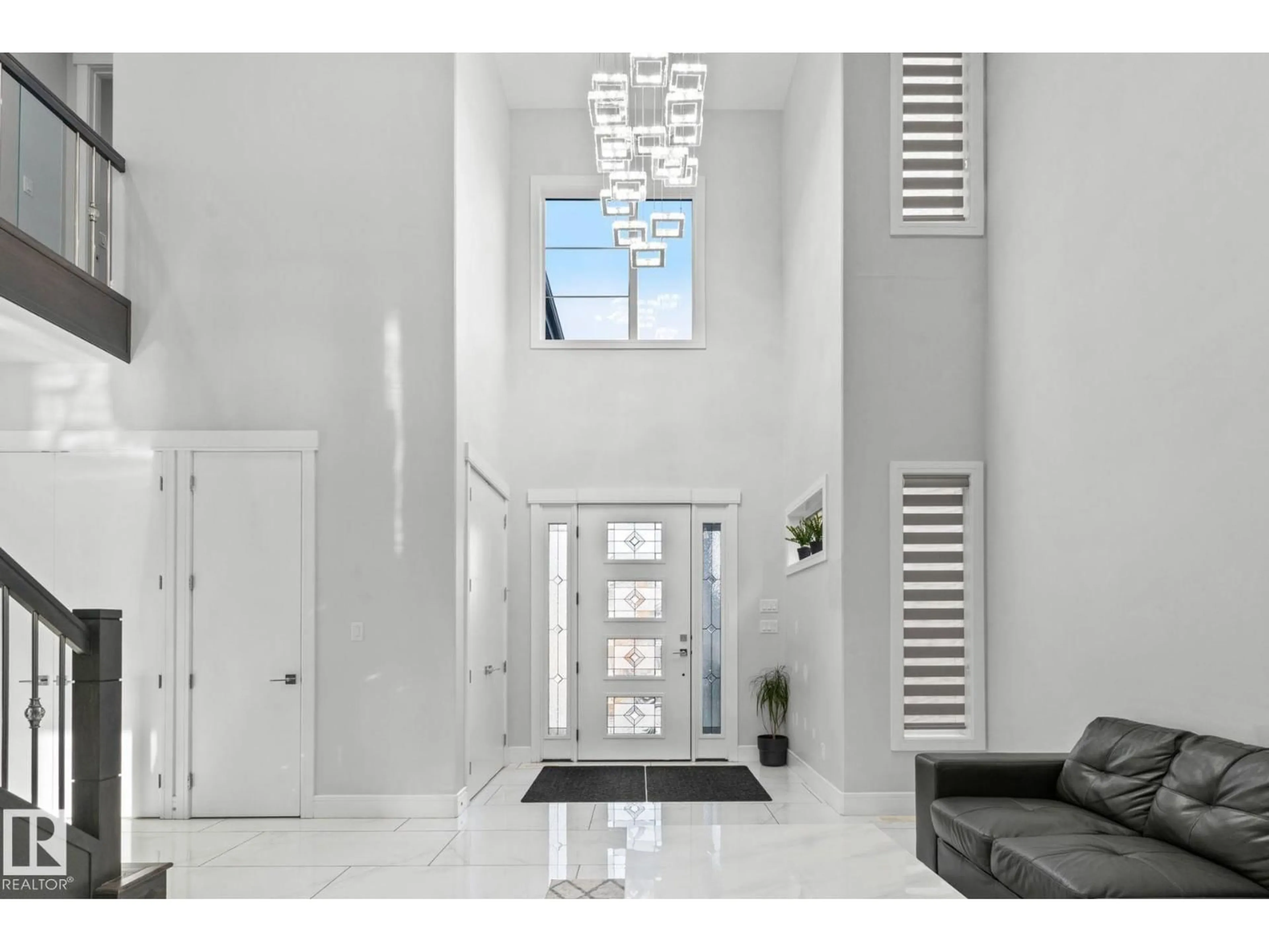 Indoor entryway for 223 37 ST, Edmonton Alberta T6X2W4