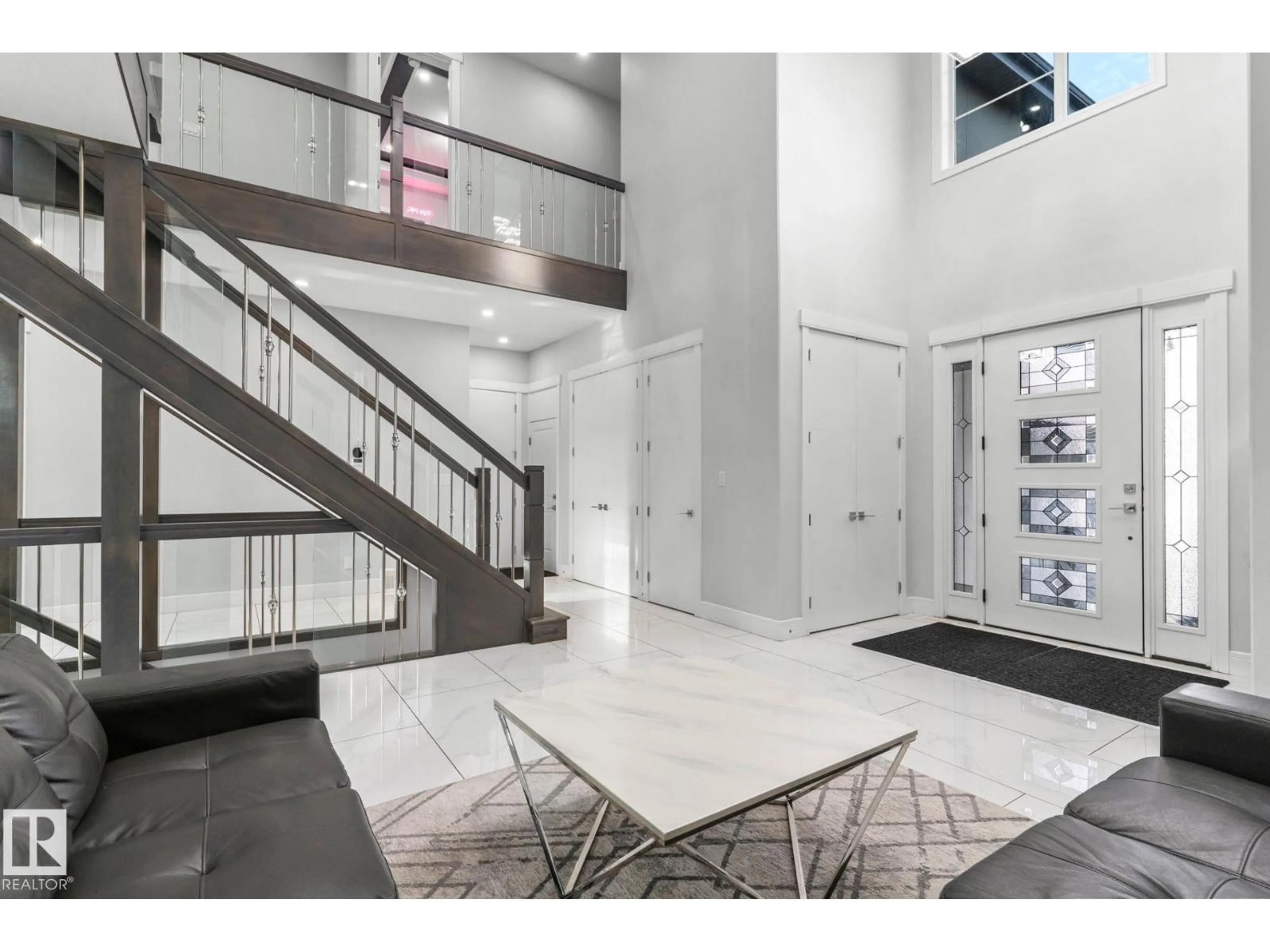 Indoor foyer for 223 37 ST, Edmonton Alberta T6X2W4