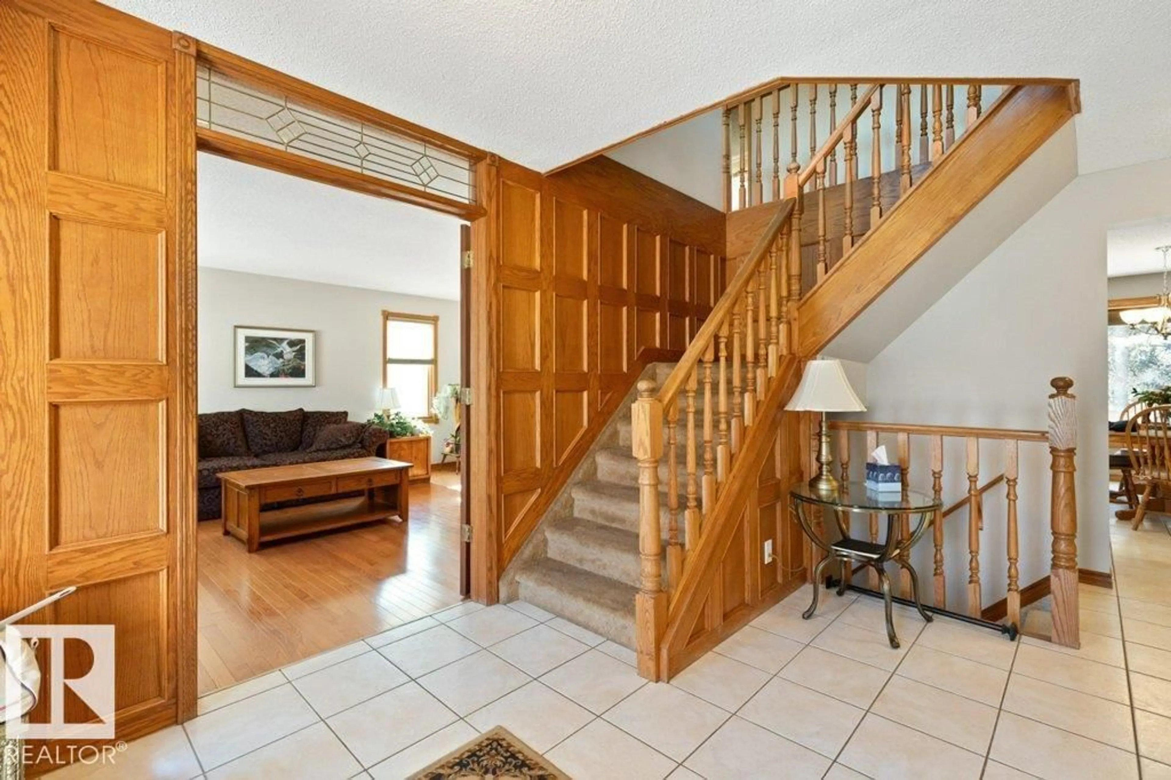 Indoor foyer for 8 LACHAMBRE PL, St. Albert Alberta T8N4M2
