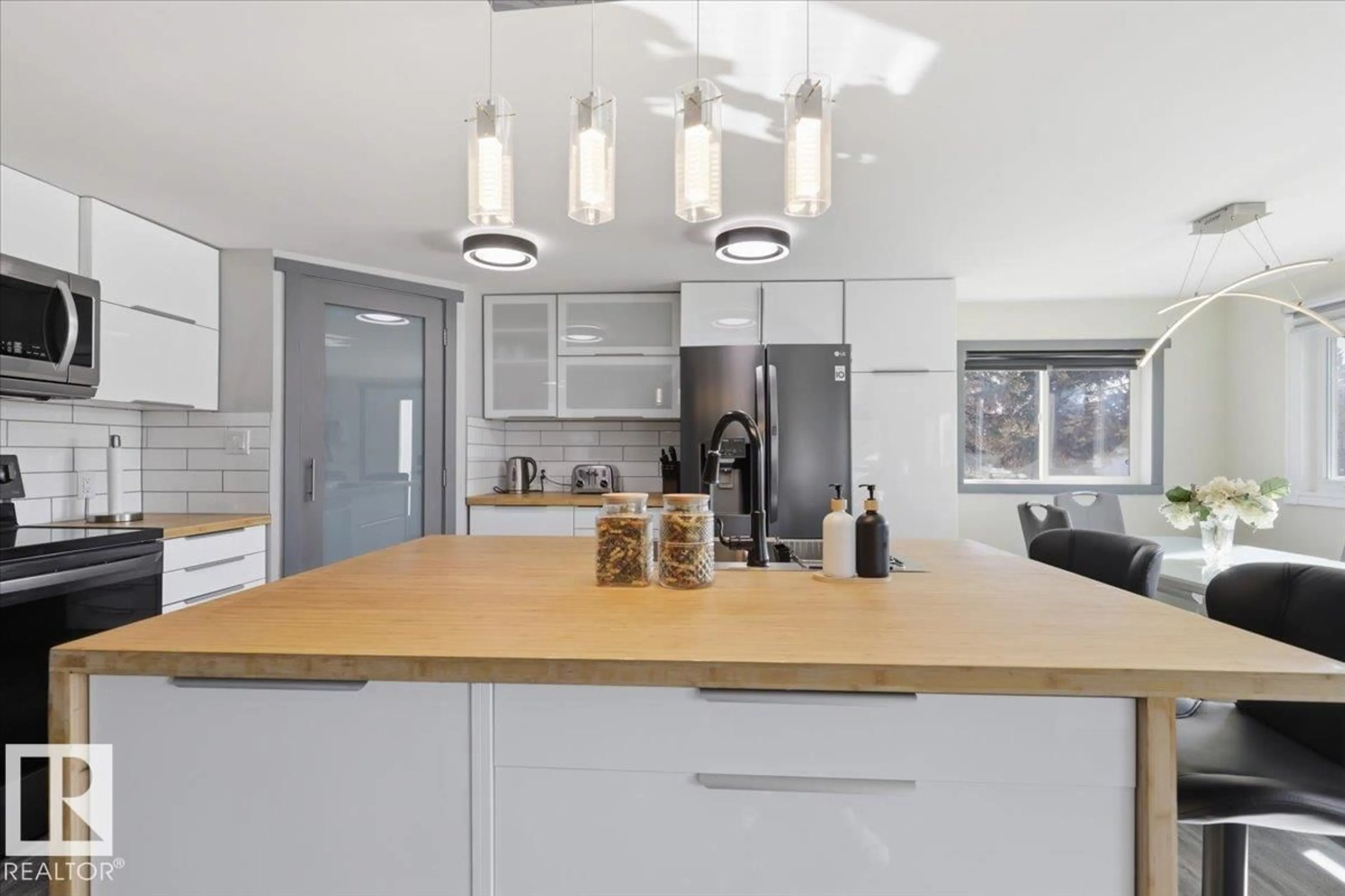 Contemporary kitchen, wood/laminate floor for 5514 47A AV, Wetaskiwin Alberta T9A0M1