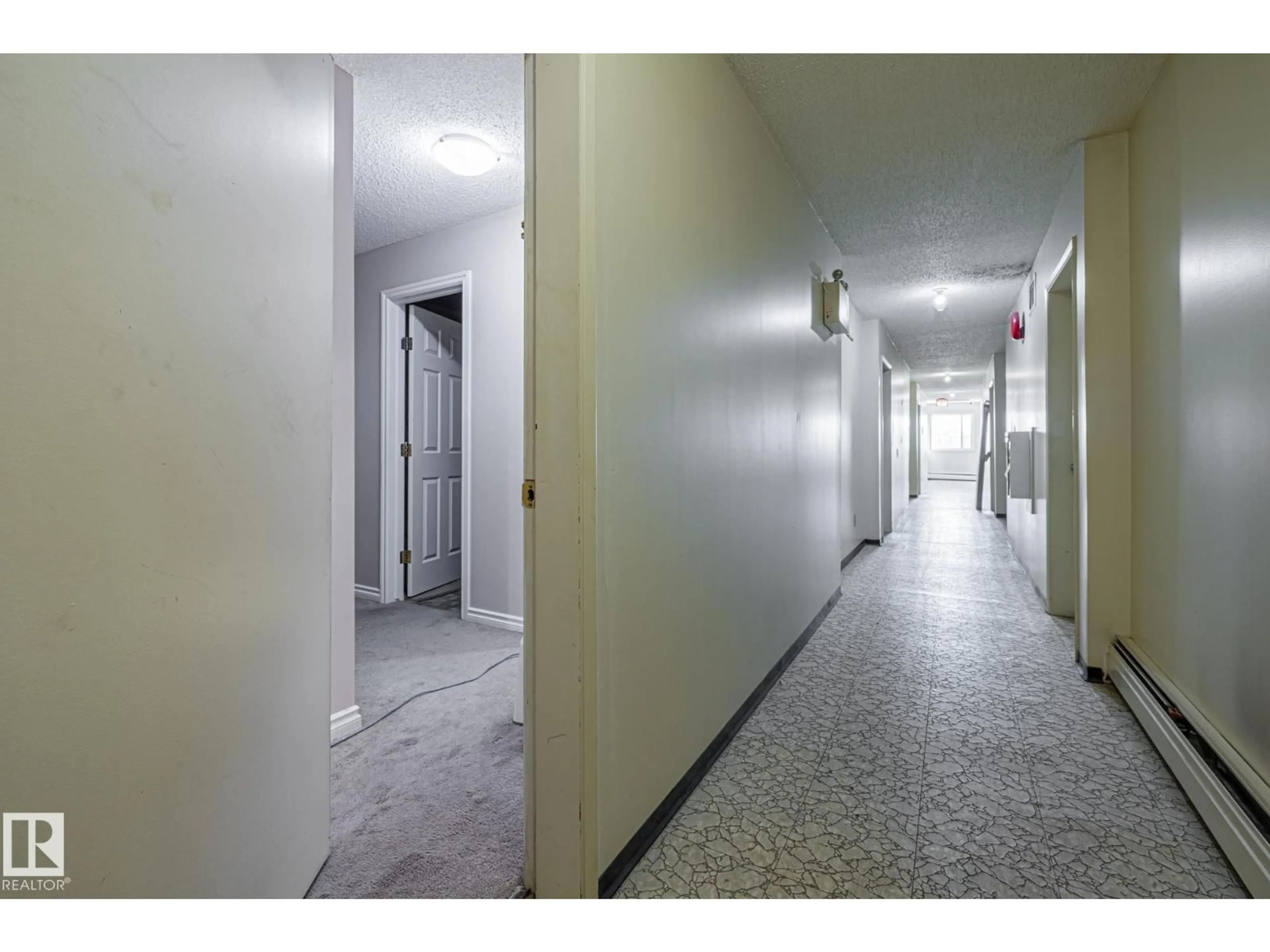 Indoor foyer for 95 - 221 MCKENNEY AV, St. Albert Alberta T8N2Y2