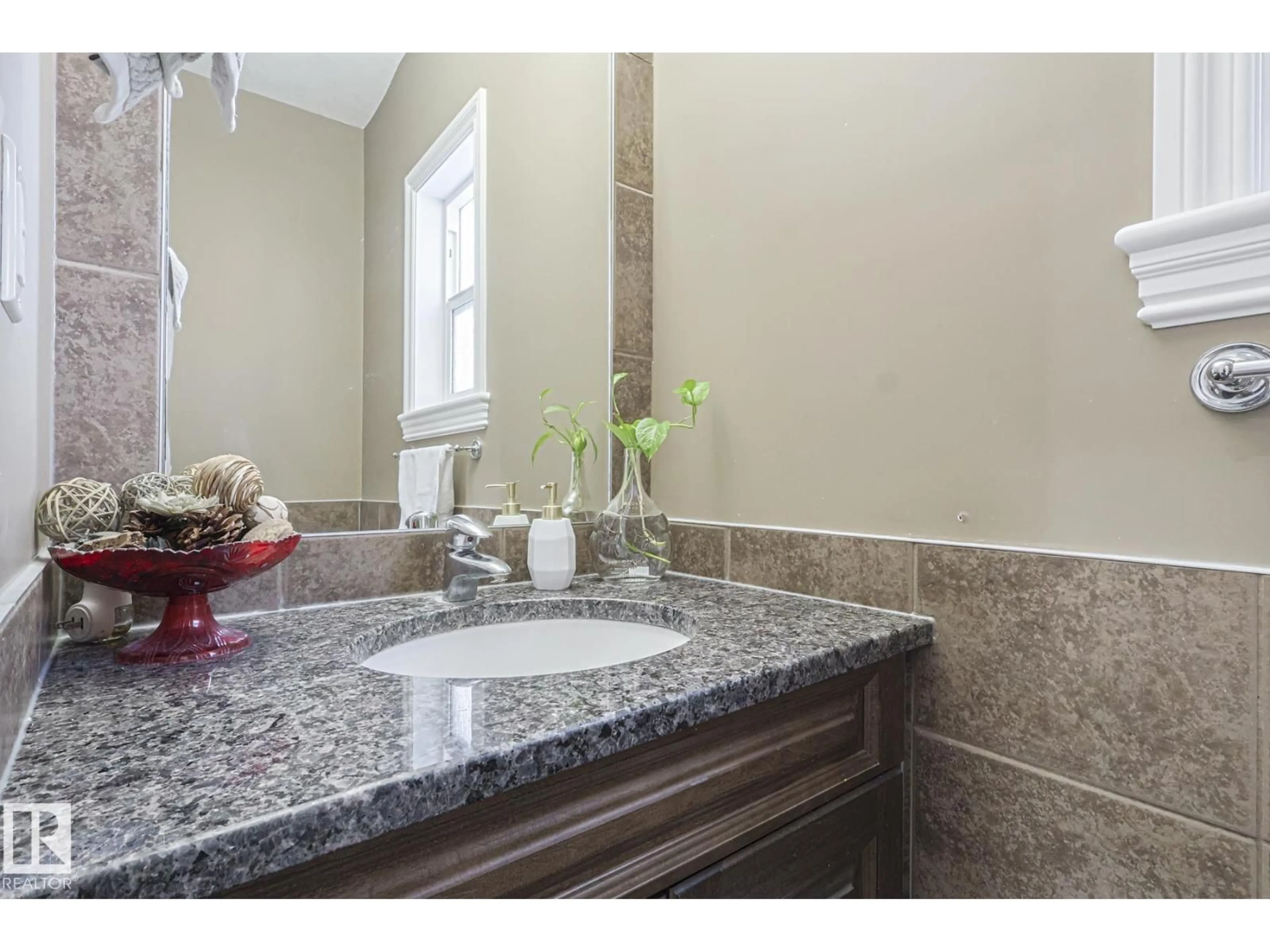 Standard bathroom, ceramic/tile floor for NW - 3244 18 ST, Edmonton Alberta T6T0H2