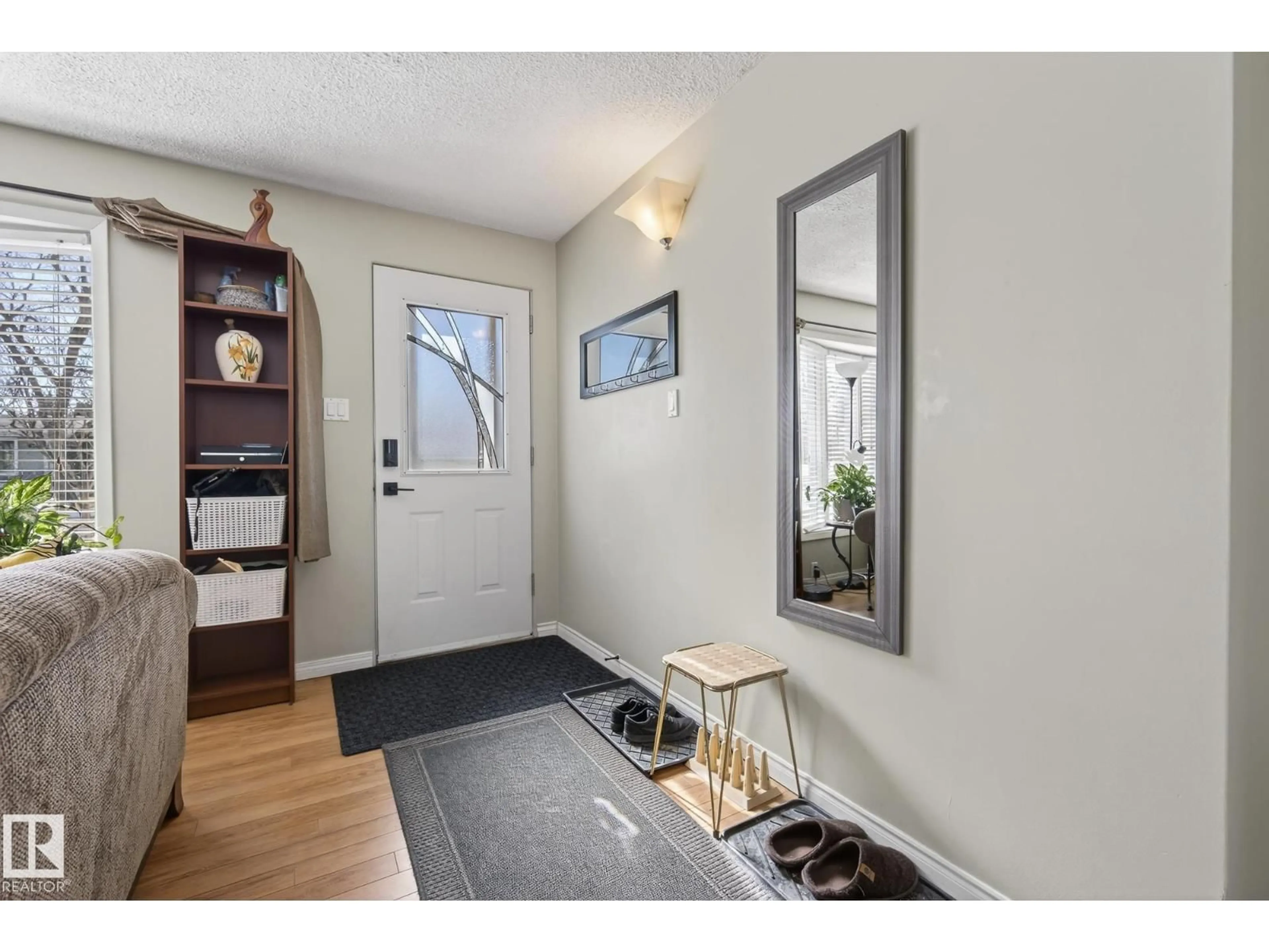 Indoor entryway for 951 BIRCH AV, Sherwood Park Alberta T8A1X6