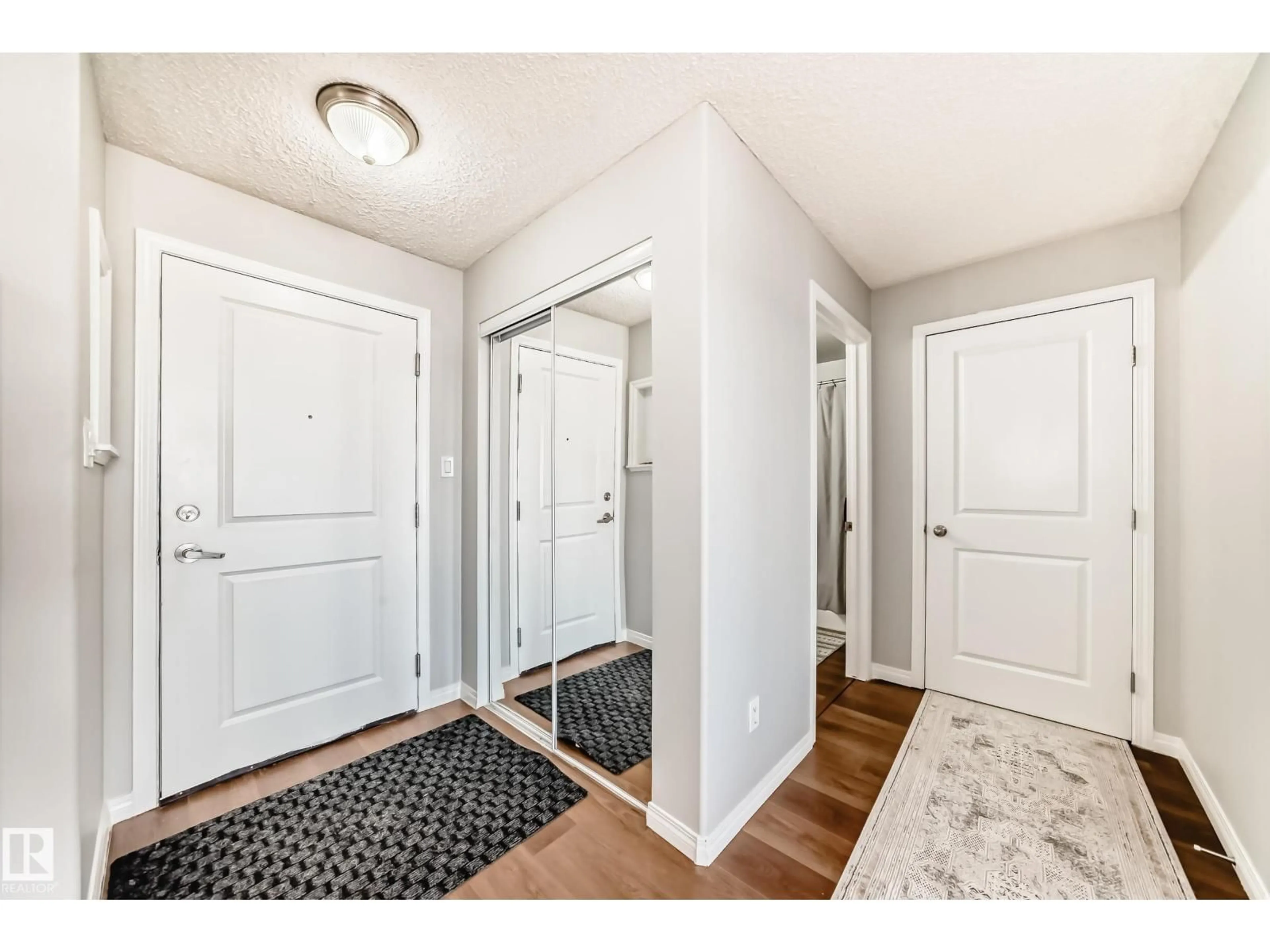 Indoor entryway for 427 11325 83 ST NW, Edmonton Alberta T5B4W5