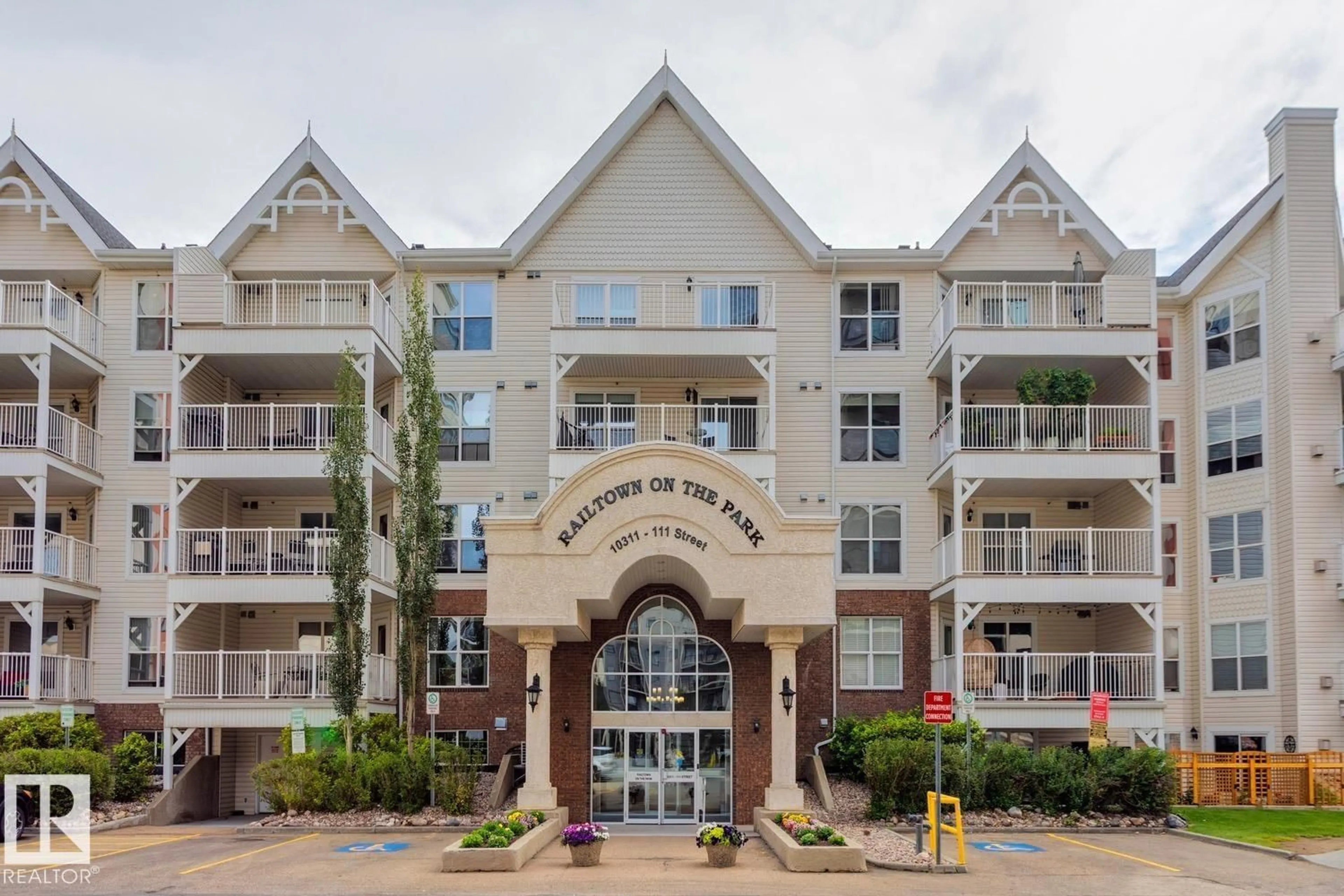 Indoor foyer for 300 - 10311 111 ST NW, Edmonton Alberta T5K2Y8