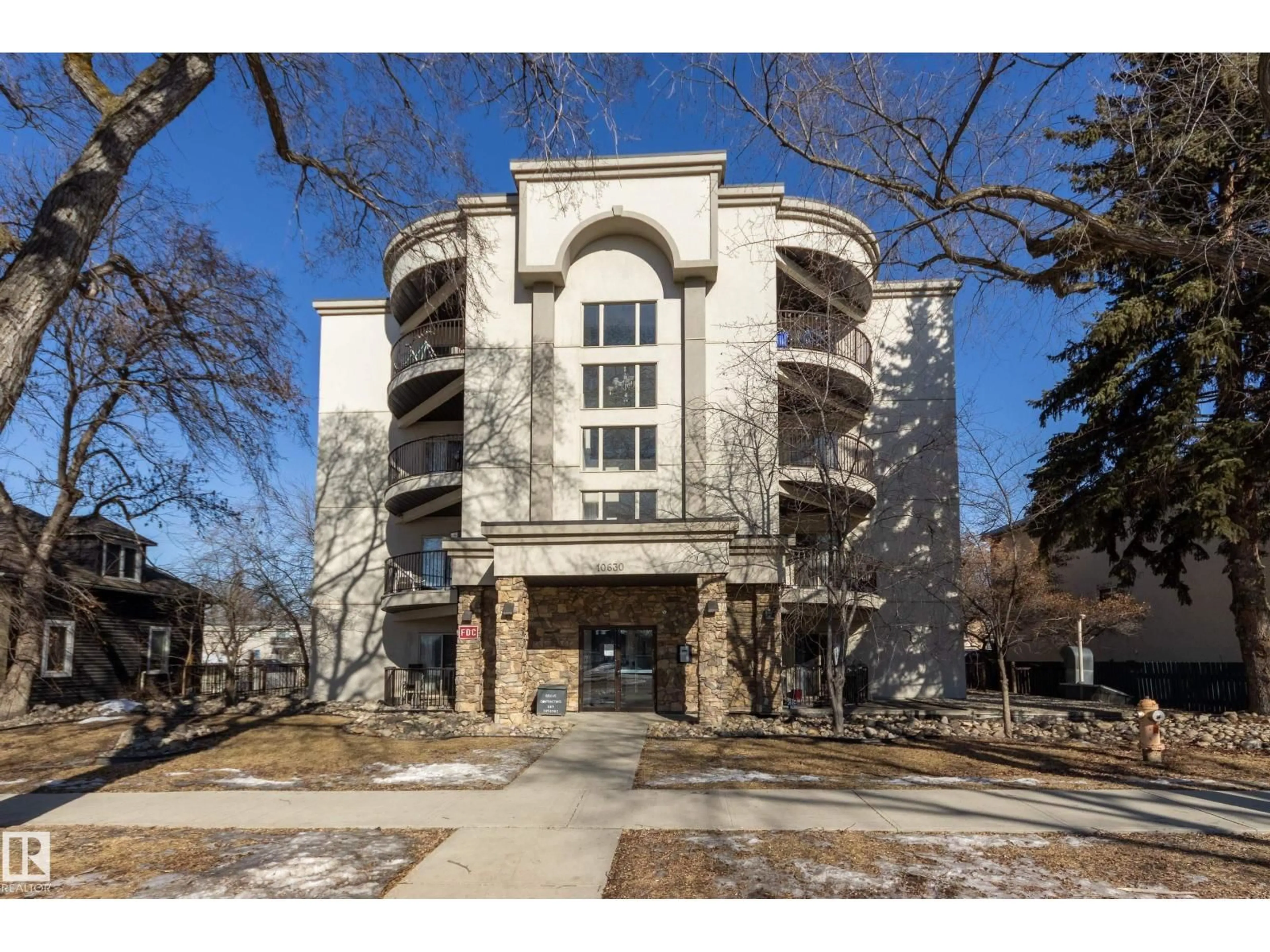 Indoor foyer for #301 - 10630 78 AV, Edmonton Alberta T6E1P5