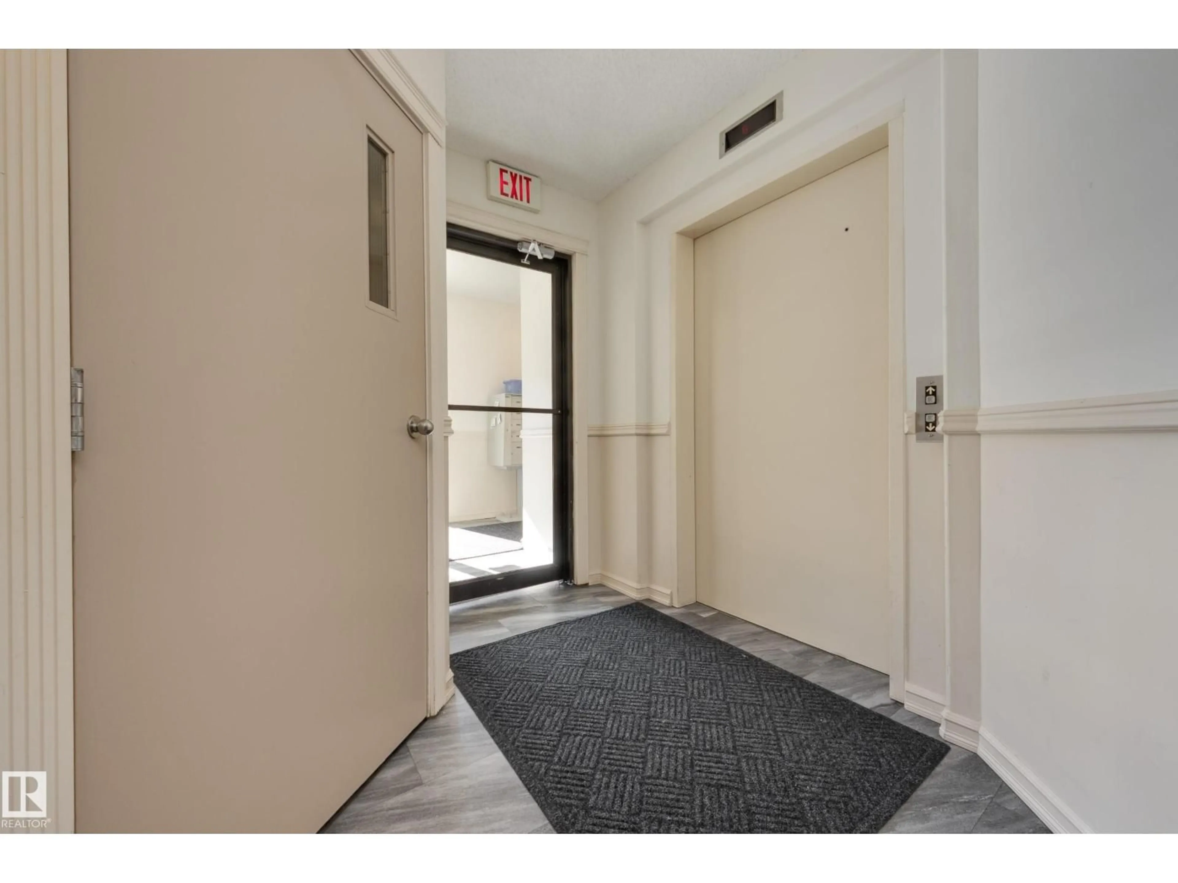 Indoor foyer for #301 - 10630 78 AV, Edmonton Alberta T6E1P5