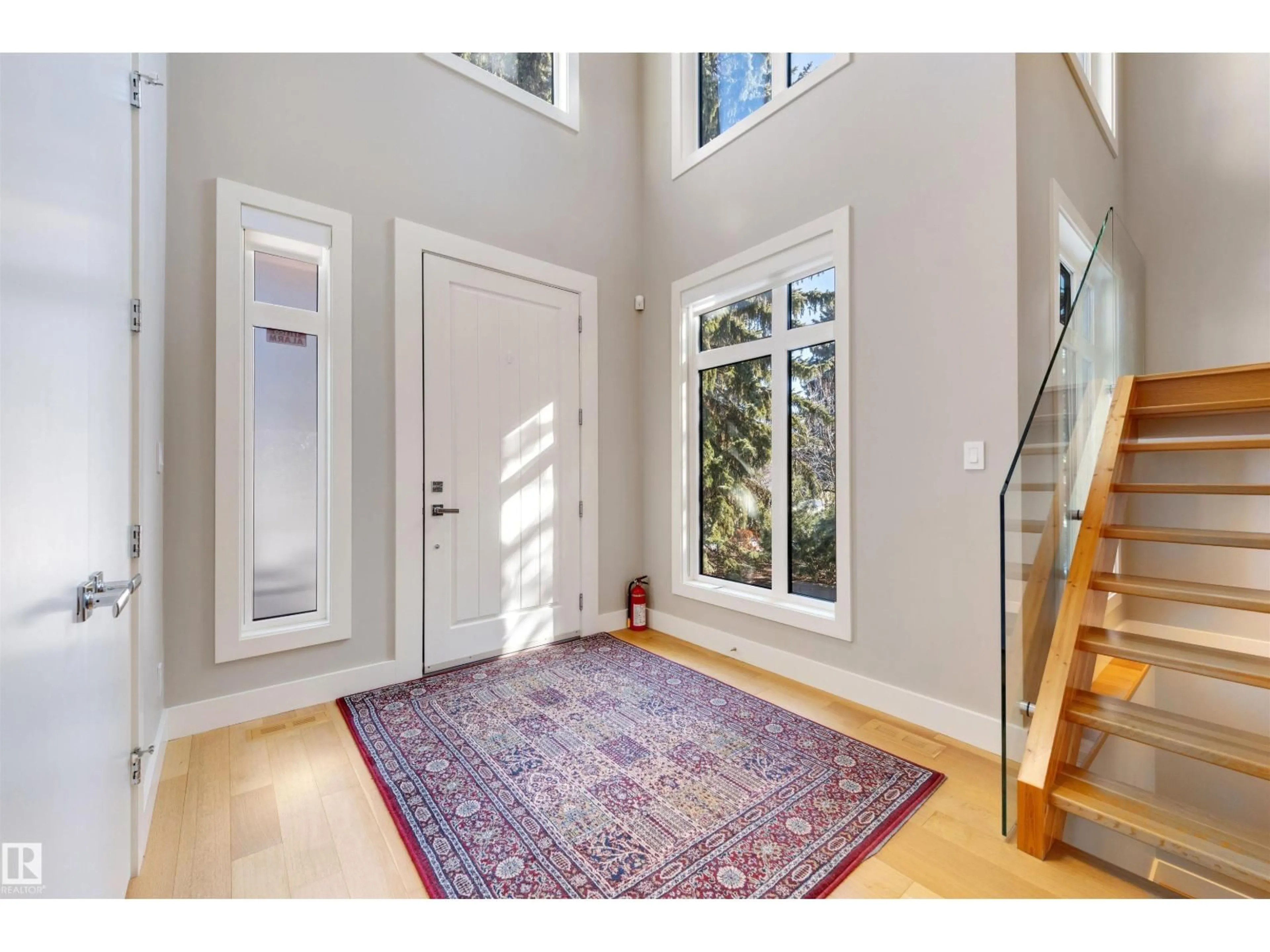 Indoor entryway for 8408 118 ST, Edmonton Alberta T6G1T3