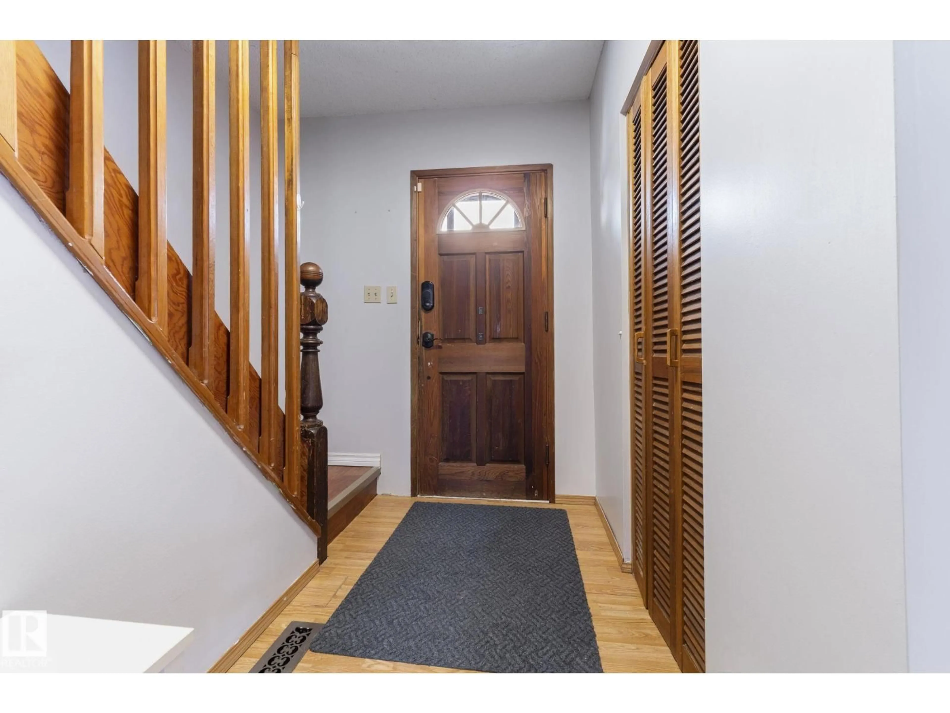 Indoor entryway for 11521 92 ST, Edmonton Alberta T5G0Z8