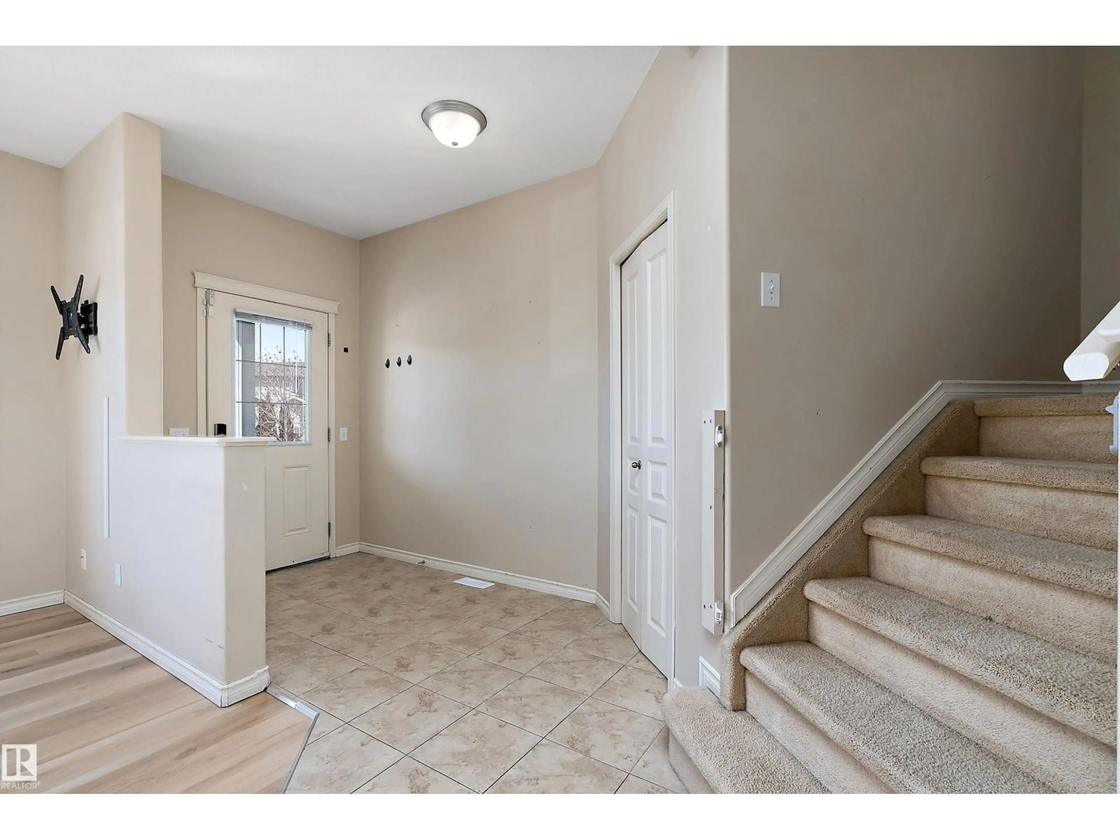 Indoor entryway for 54 BIRCHGLEN CR, Leduc Alberta T9E0H8