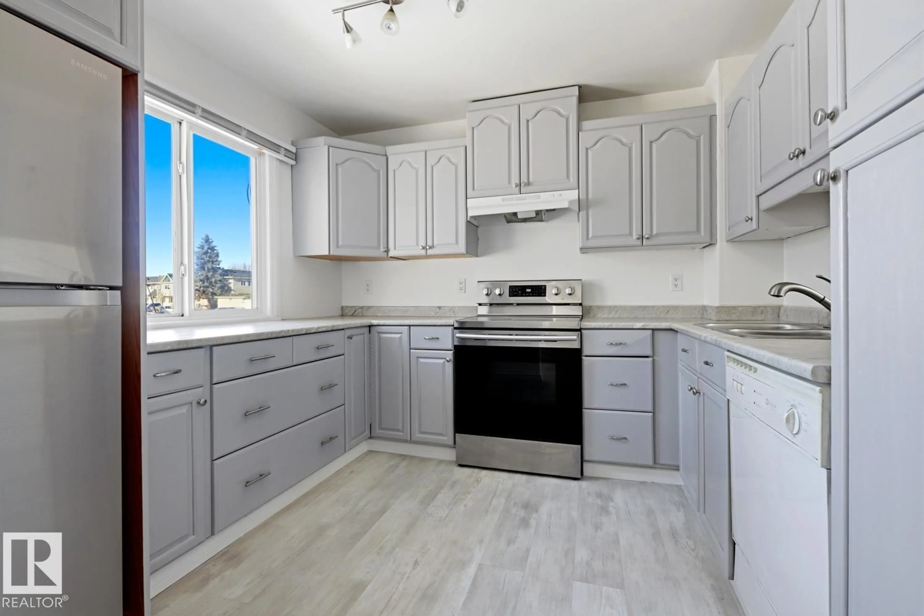 Open concept kitchen, unknown for 15 - 9619 180 ST NW, Edmonton Alberta T5T4L9