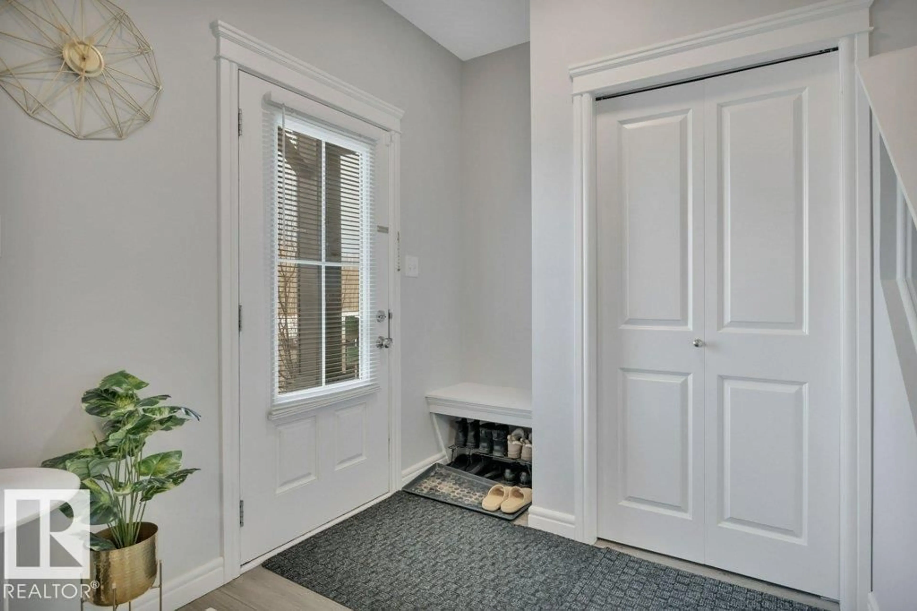 Indoor entryway for 2067 DESROCHERS DRIVE, Edmonton Alberta T6W4B9