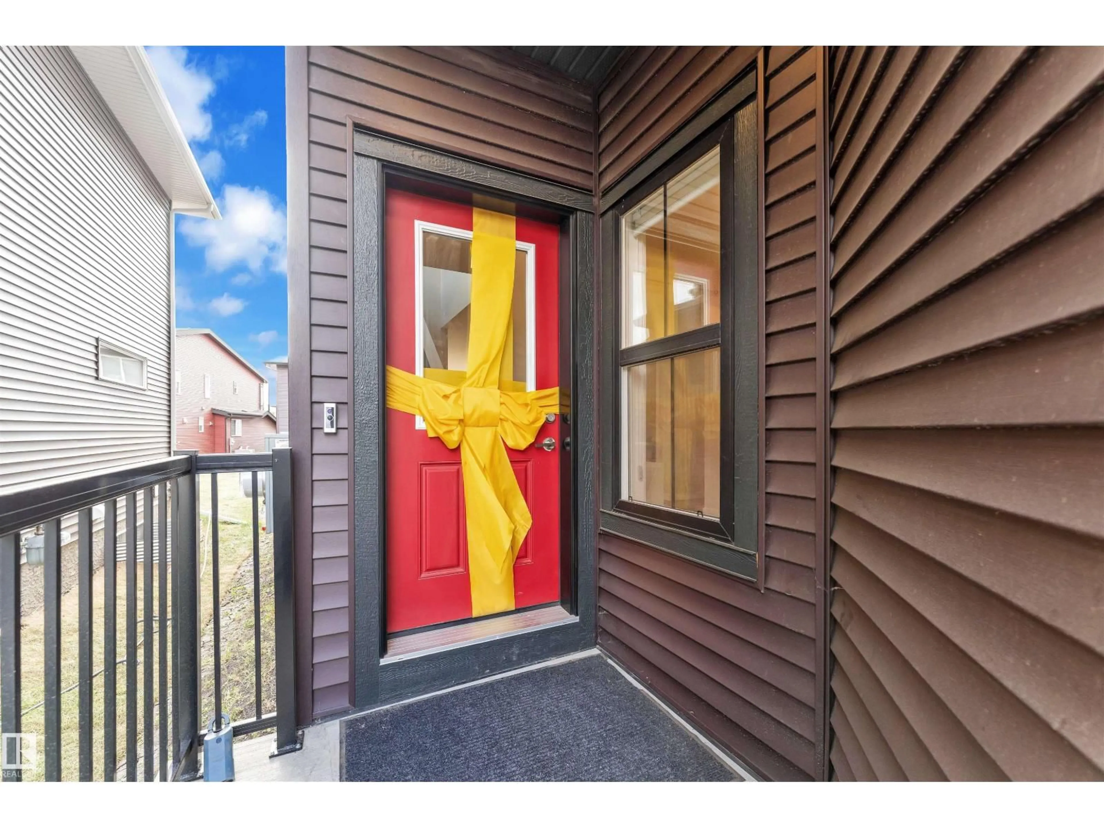 Indoor entryway for 226 ORCHARDS BV, Edmonton Alberta T6X2G9