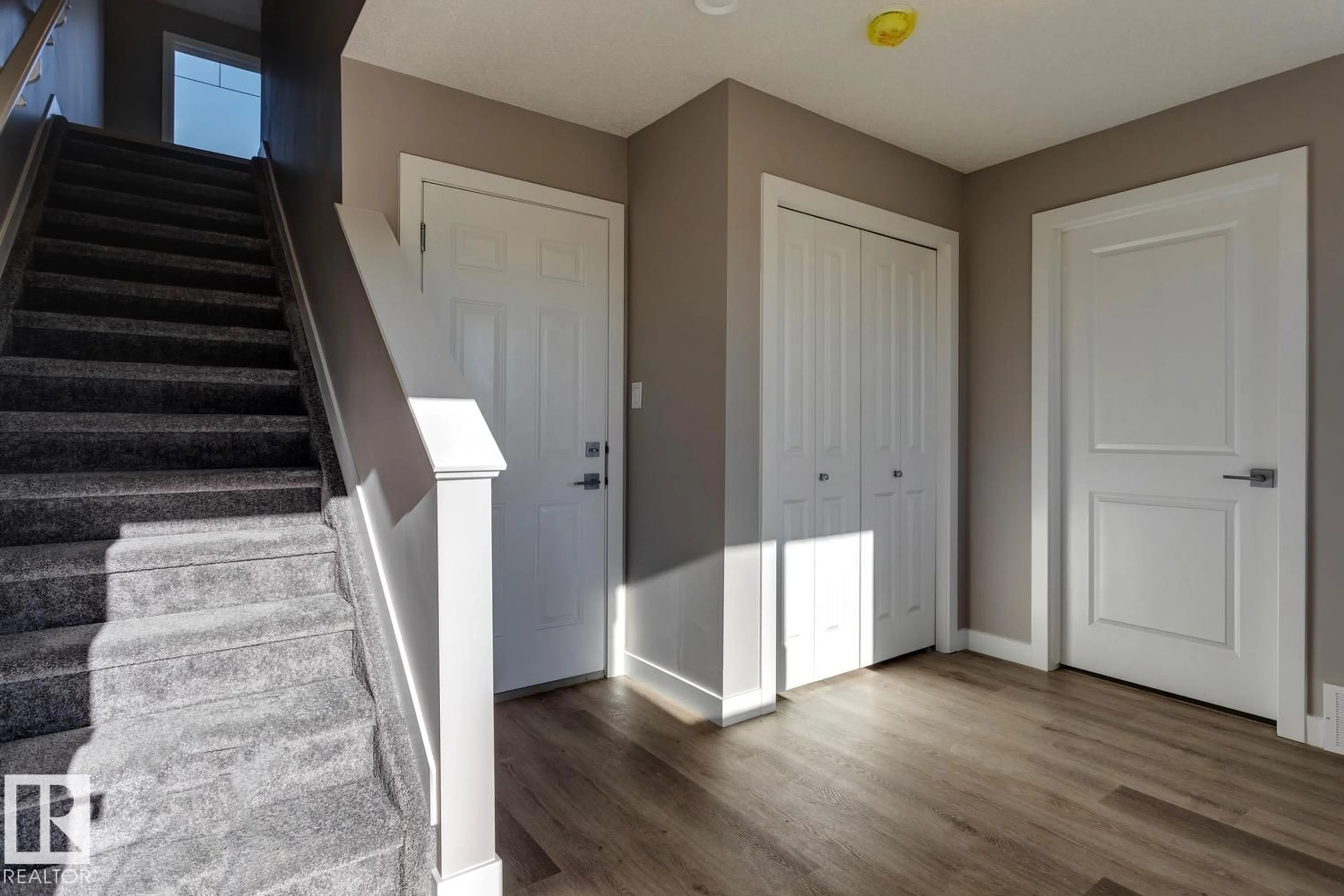 Indoor entryway for 48 13139 205 ST NW, Edmonton Alberta T5S0N1
