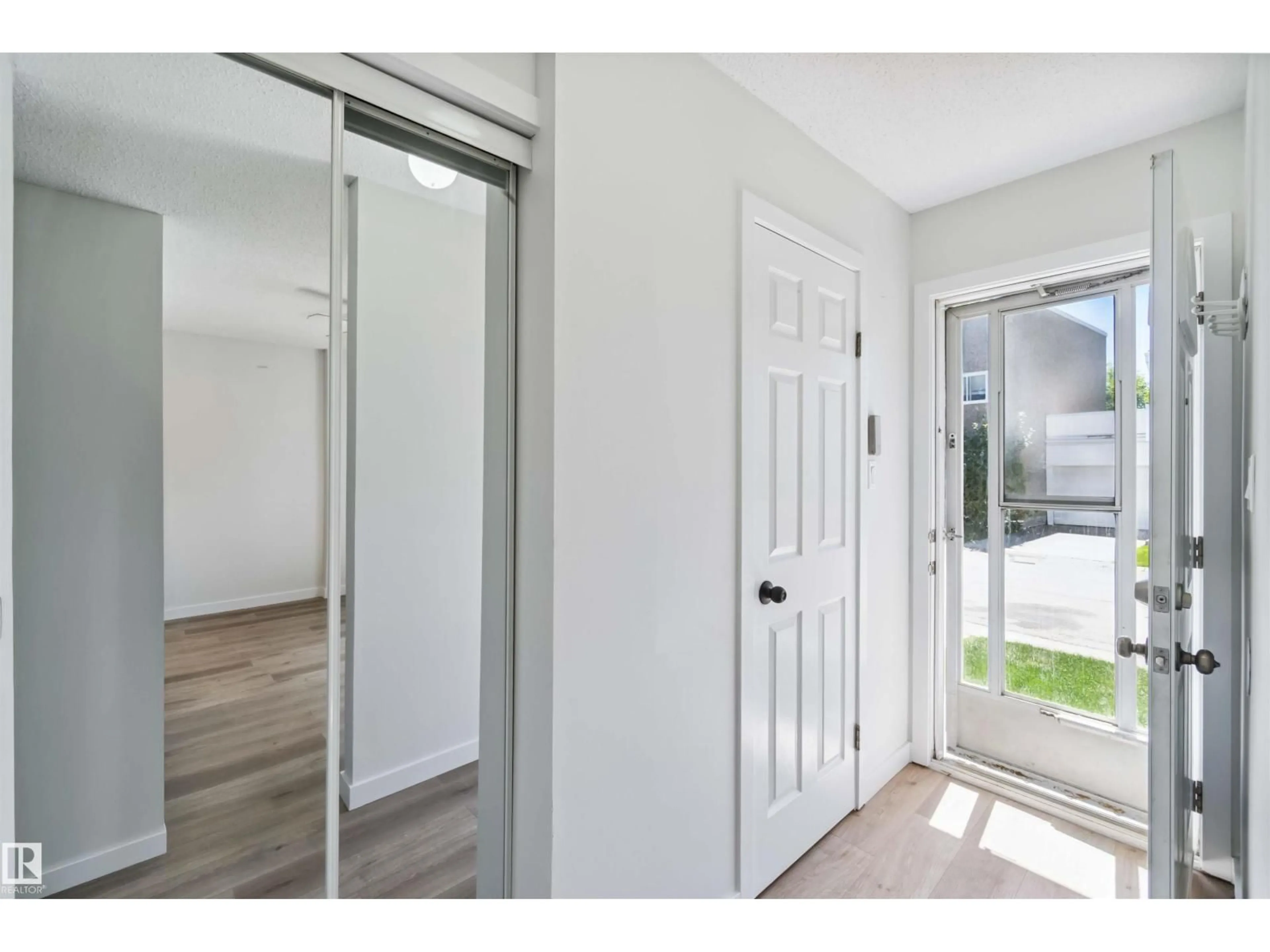 Indoor entryway for 1096 MILLBOURNE RD E NW, Edmonton Alberta T6K1W1