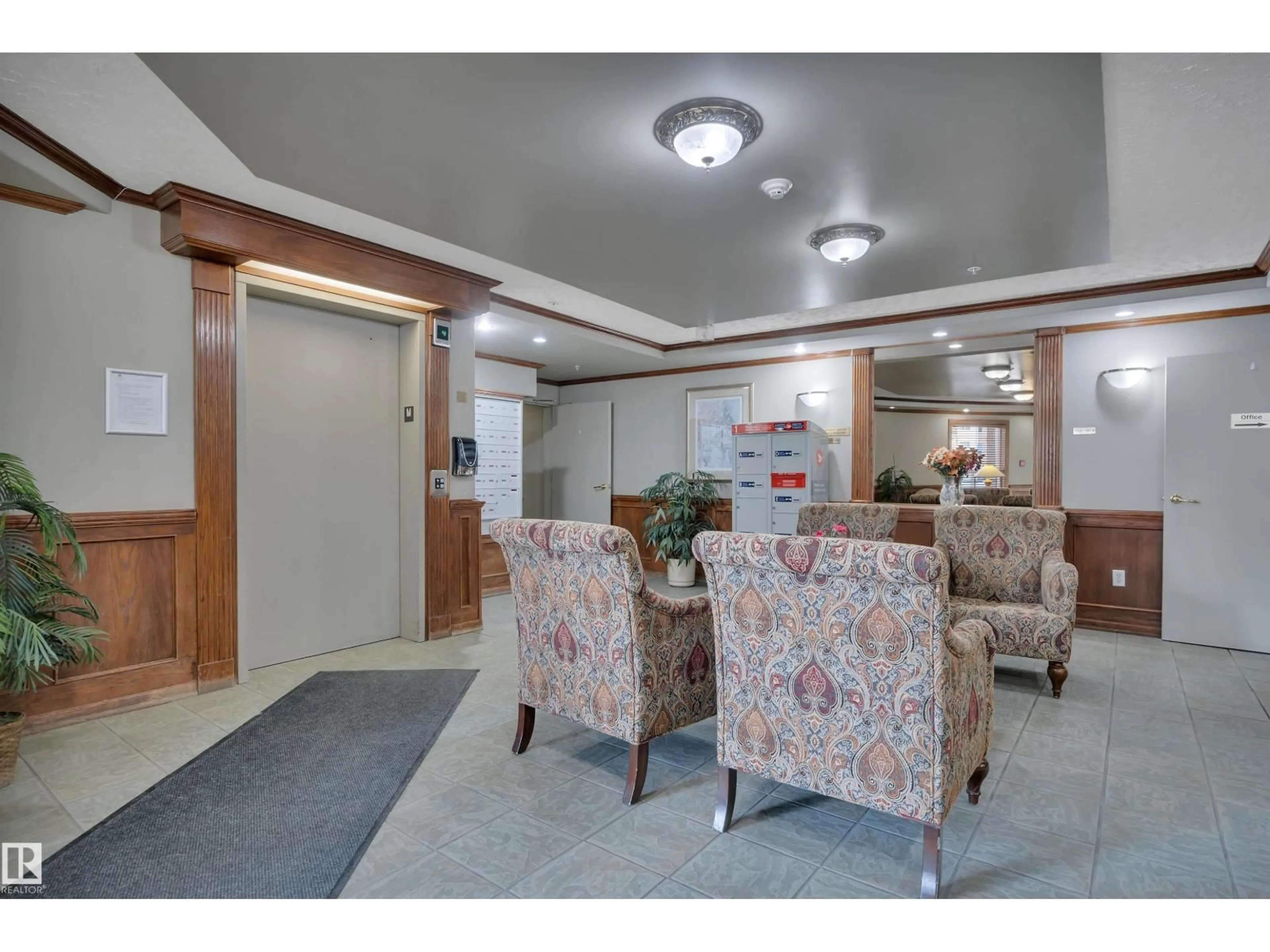 Indoor foyer for 330 - 9704 174 STREET NW, Edmonton Alberta T5T6J4