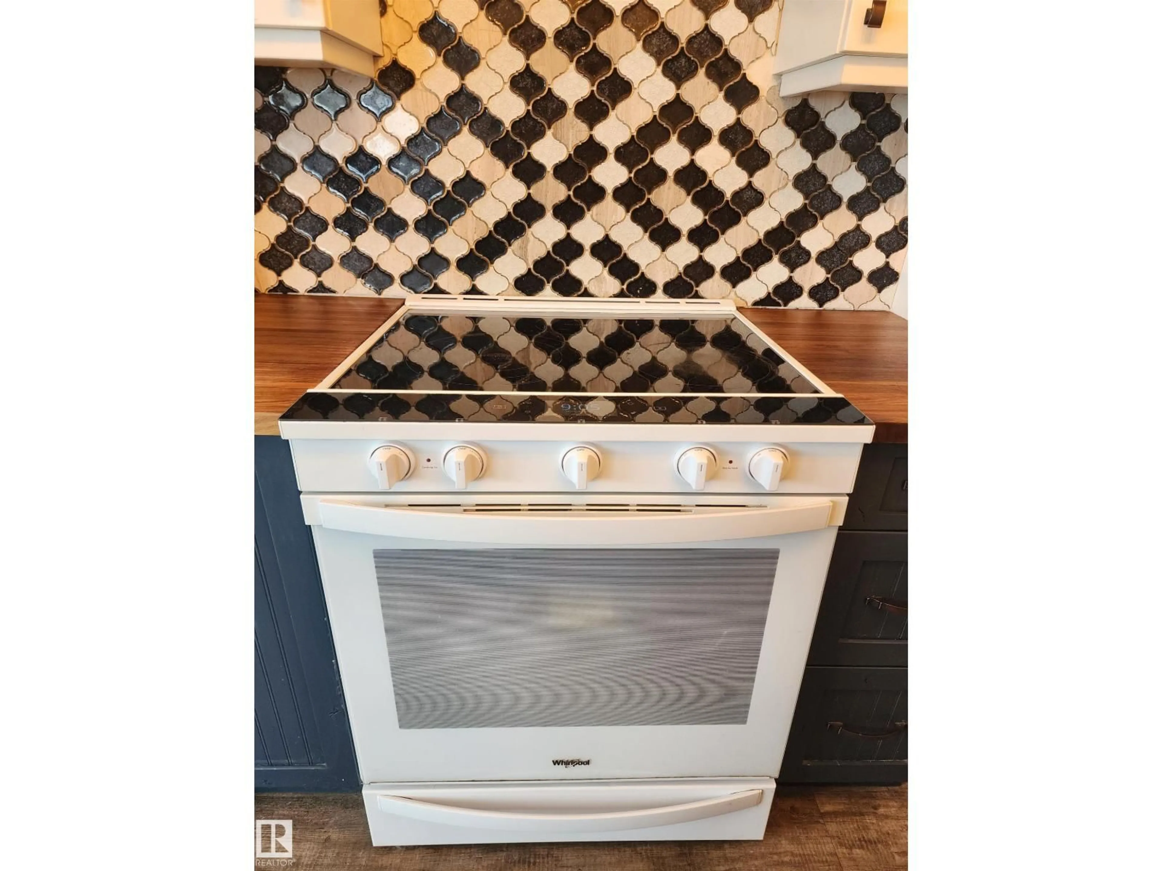 Contemporary kitchen, ceramic/tile floor for 10305 98 AV, Fort Saskatchewan Alberta T8L1X1