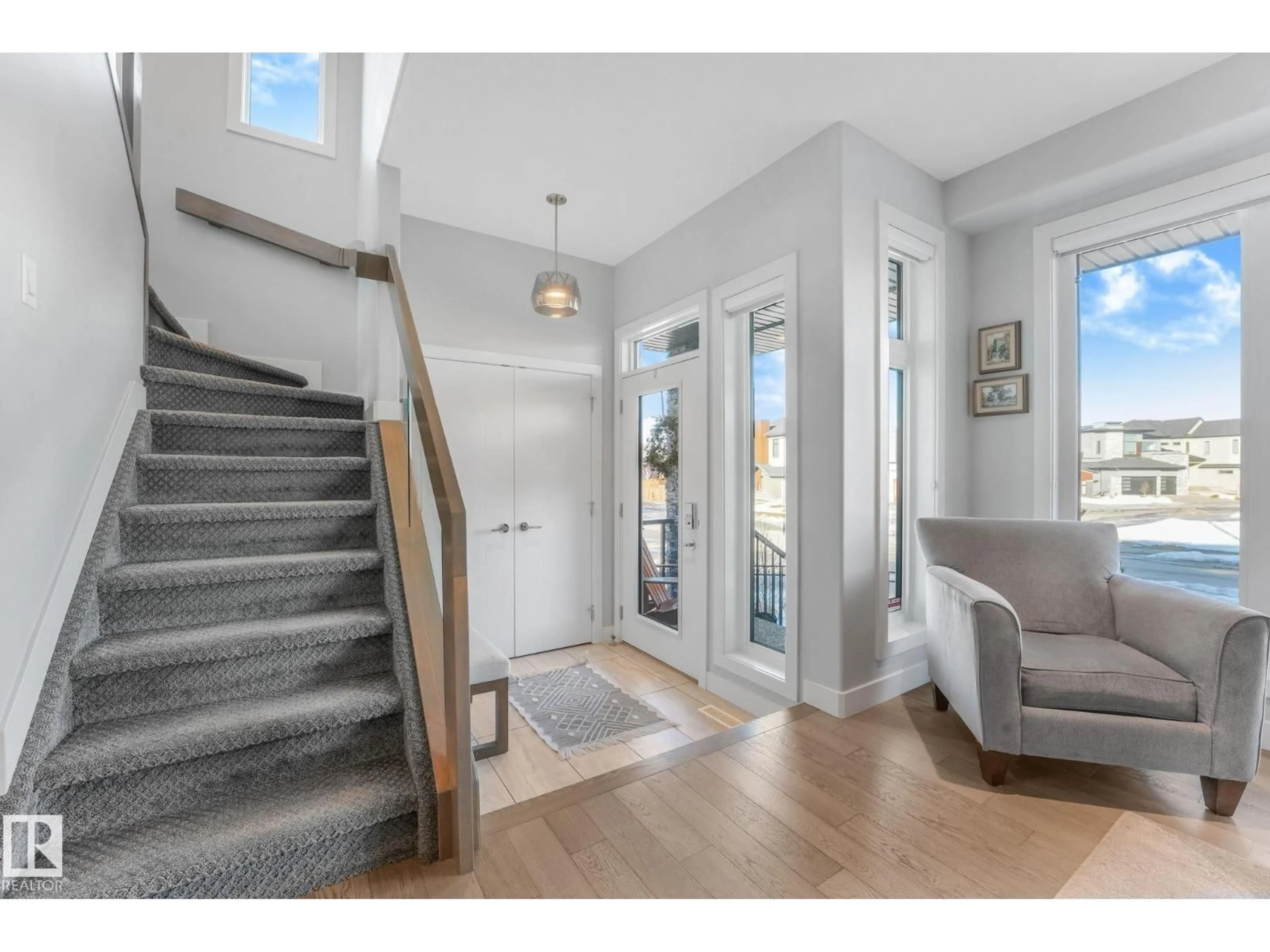 Indoor entryway for 173 HAYS RIDGE BV, Edmonton Alberta T6W4G6