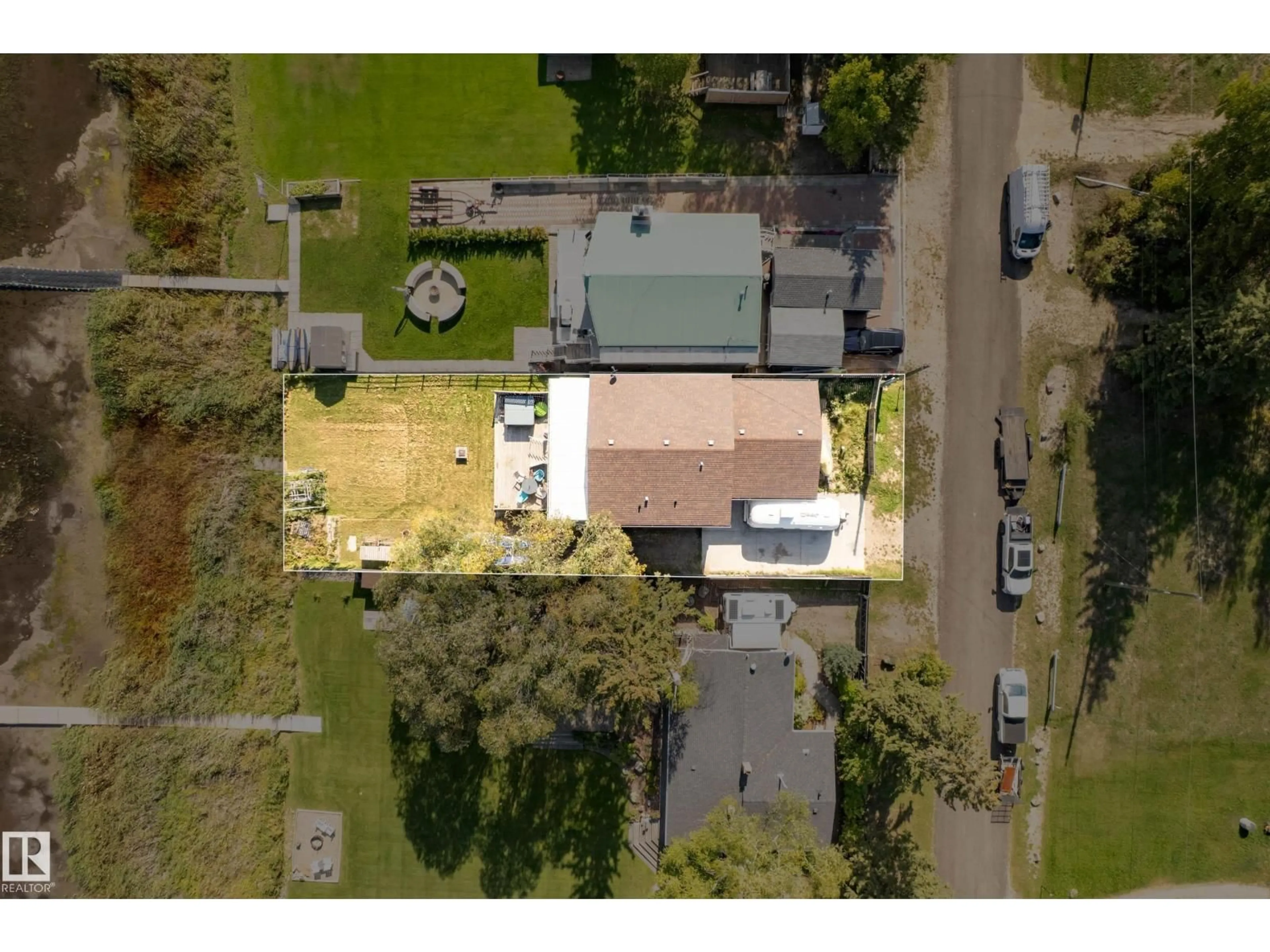 A pic from outside/outdoor area/front of a property/back of a property/a pic from drone, street for 104 BAYVIEW DR, Rural Parkland County Alberta T0E2K0