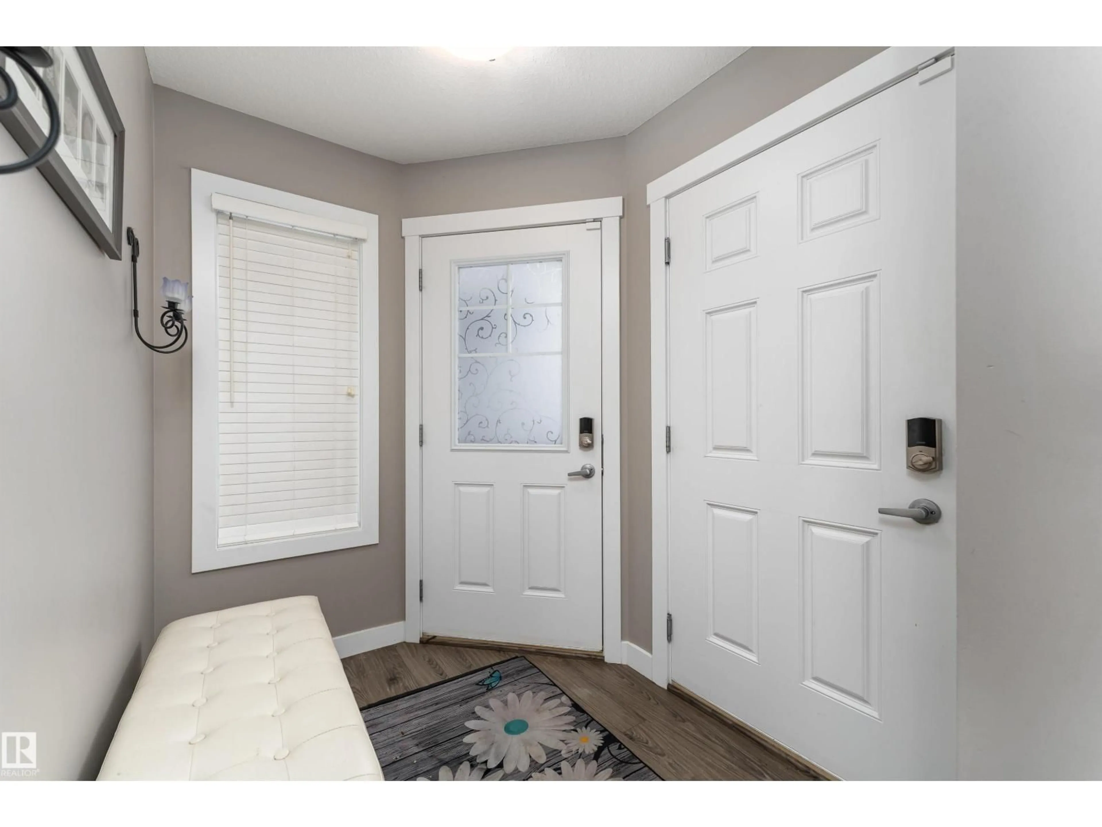 Indoor entryway for 121 ABBEY RD, Sherwood Park Alberta T8H0Z2