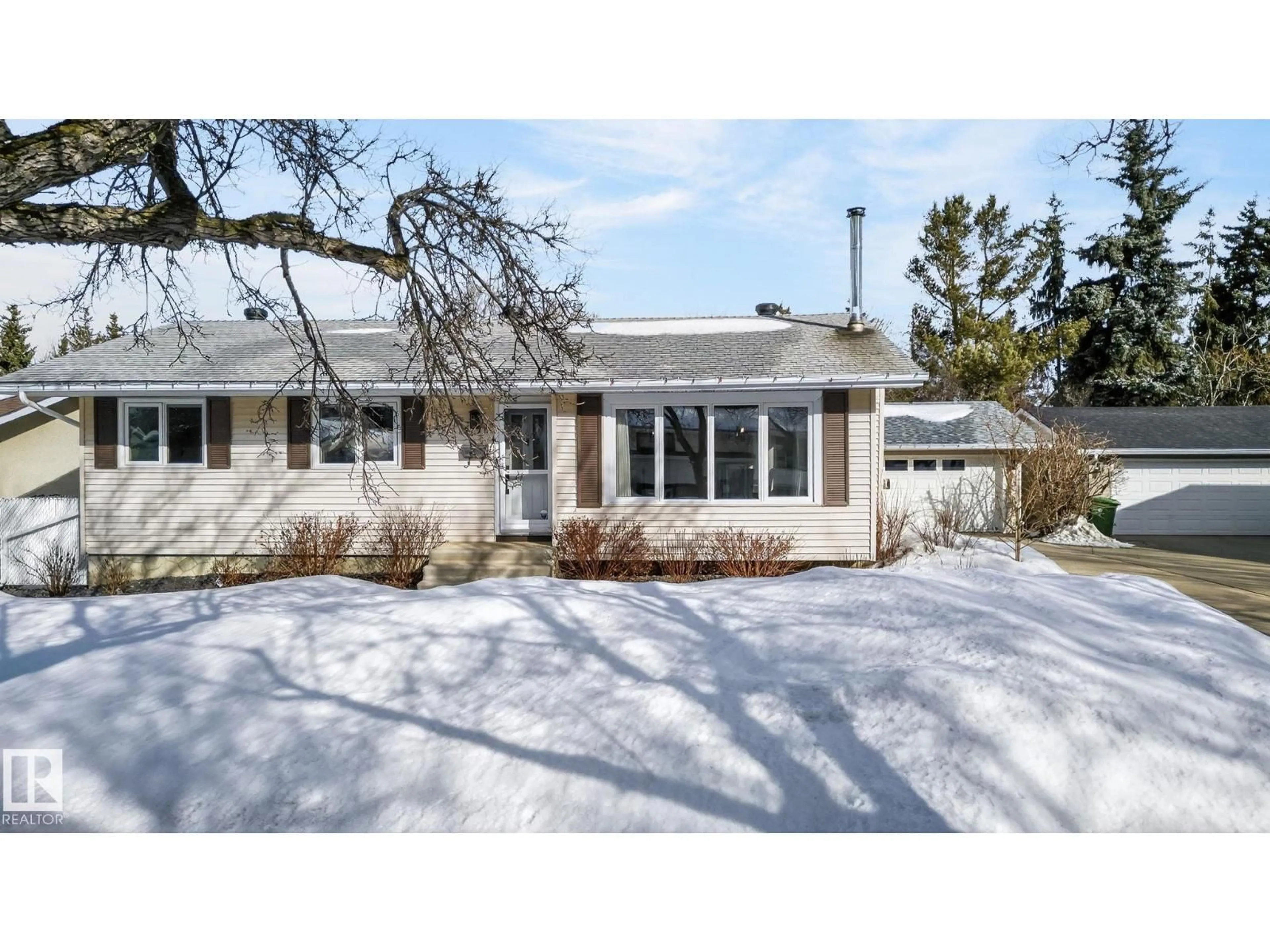 Home with vinyl exterior material, street for 9110 98 AV, Fort Saskatchewan Alberta T8L1G6