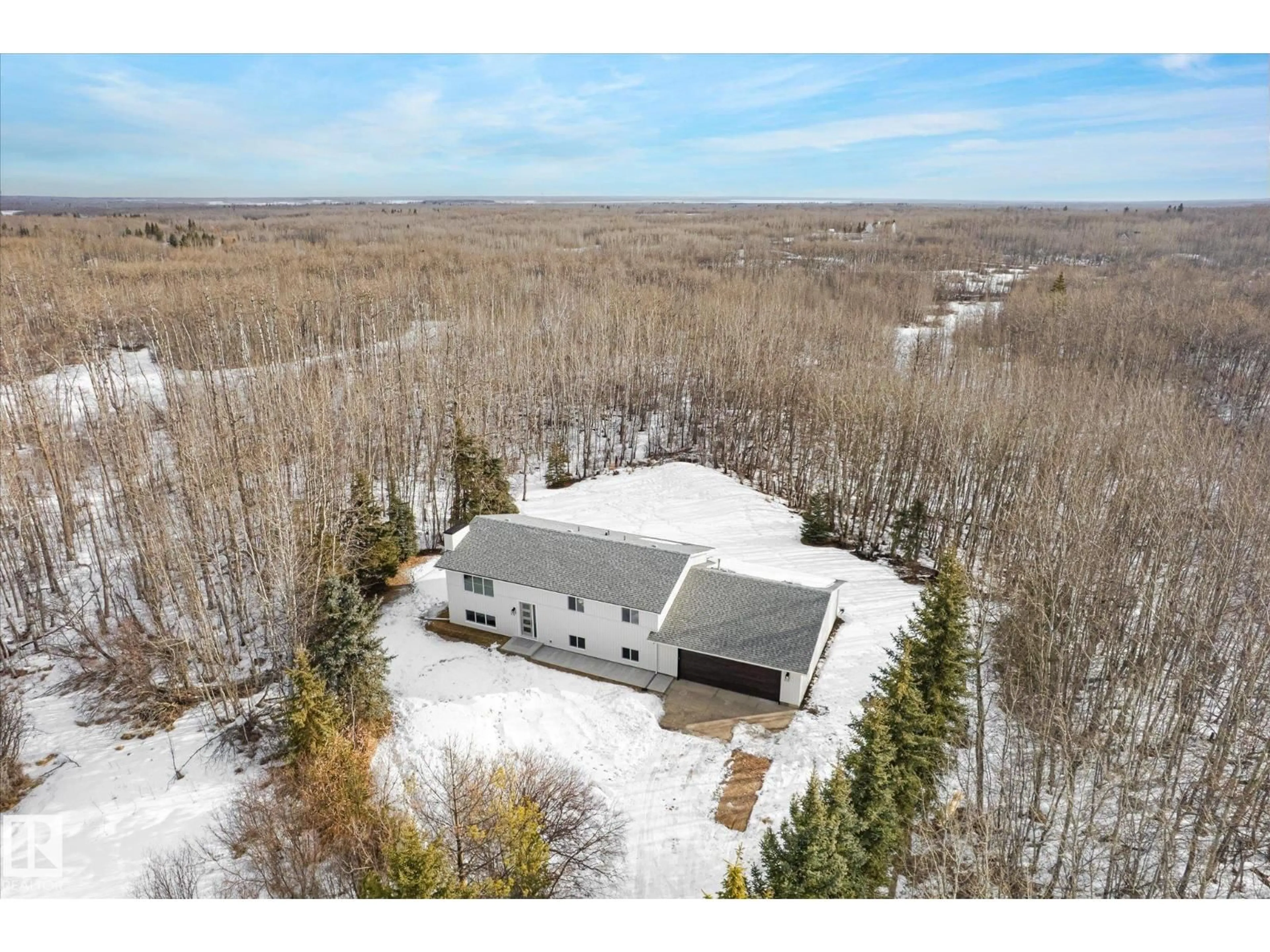 A pic from outside/outdoor area/front of a property/back of a property/a pic from drone, unknown for 51112 - 194 RGE ROAD 222, Rural Strathcona County Alberta T8C1G9