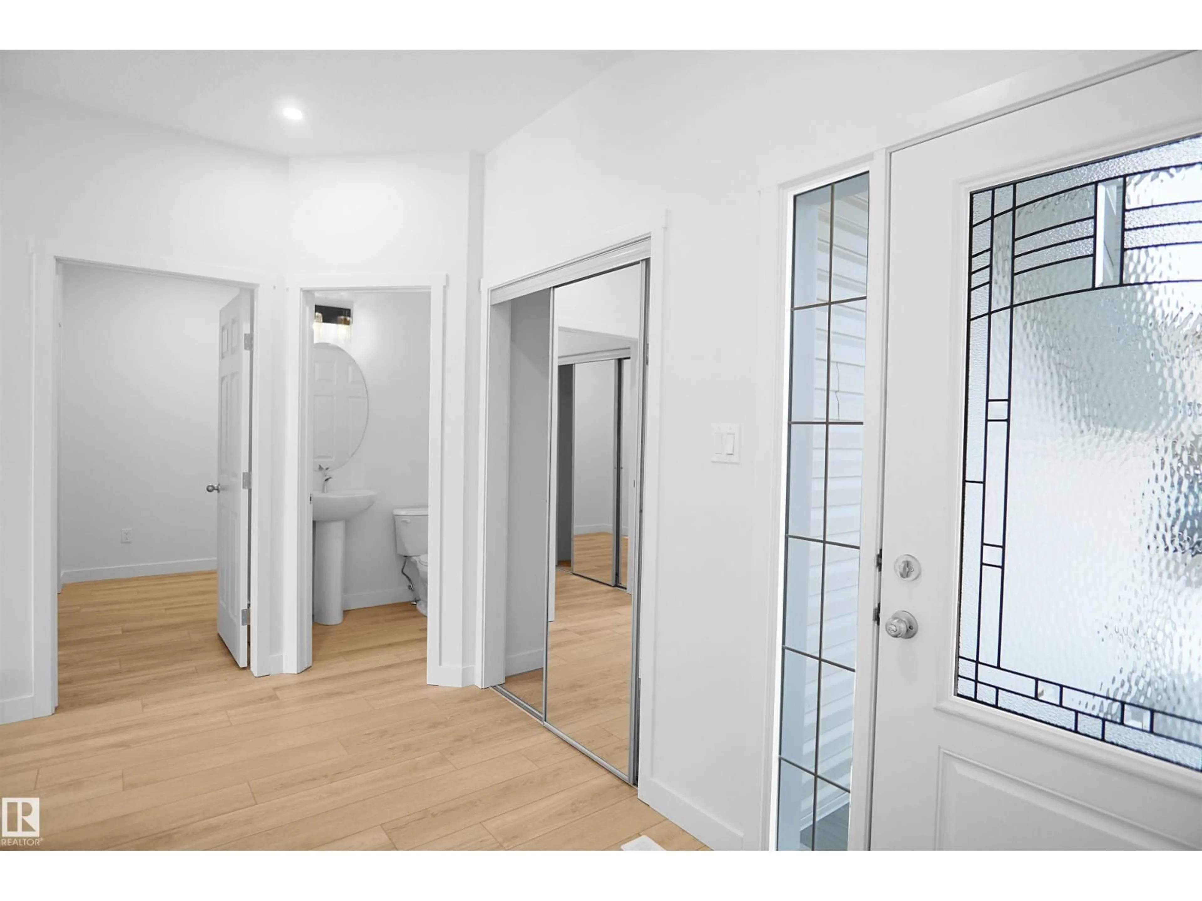 Indoor entryway for 1535 11 AV, Edmonton Alberta T6T2N5