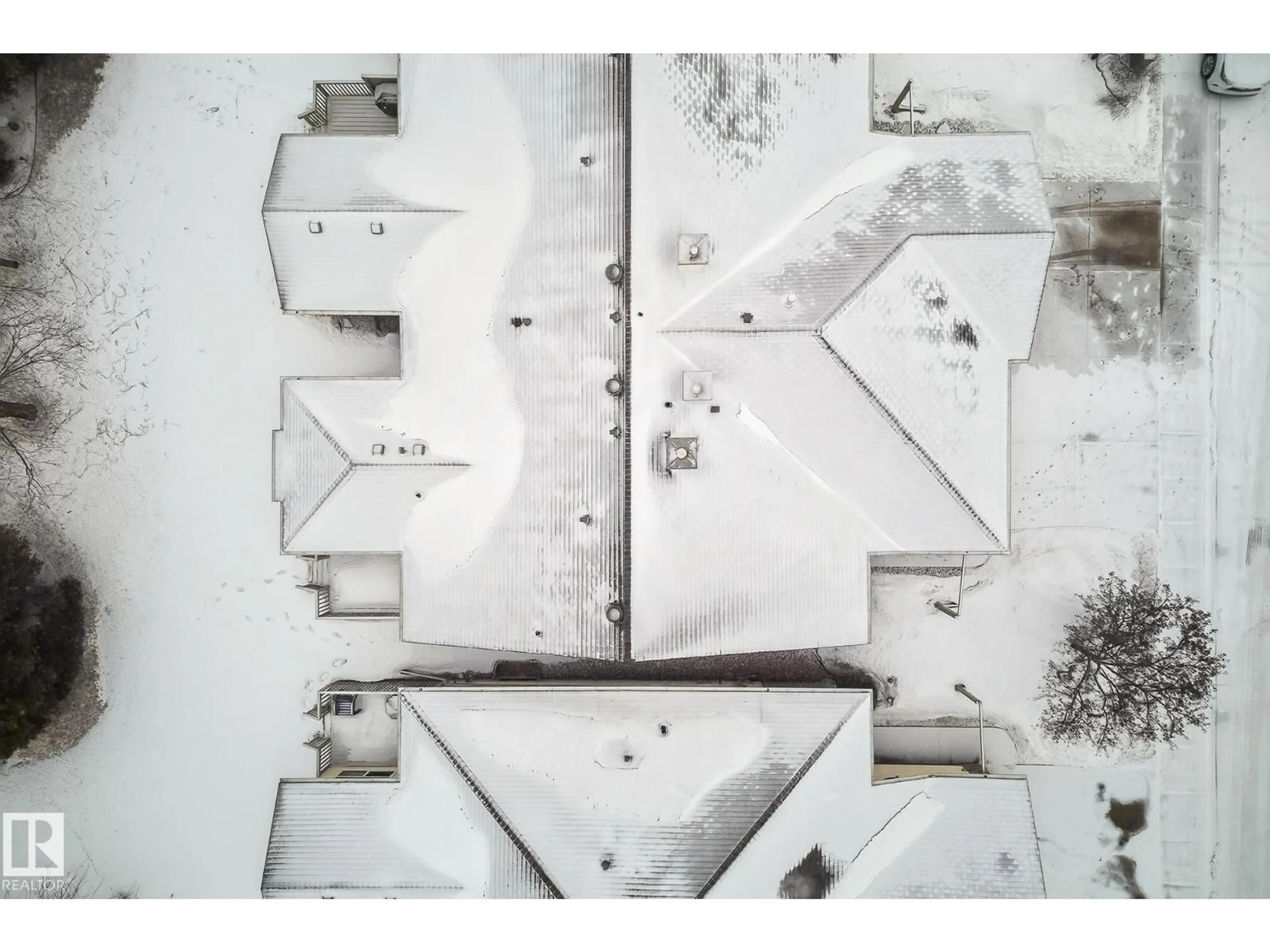 A pic from outside/outdoor area/front of a property/back of a property/a pic from drone, building for 4 - 30 HERITAGE WY, St. Albert Alberta T8N6W3