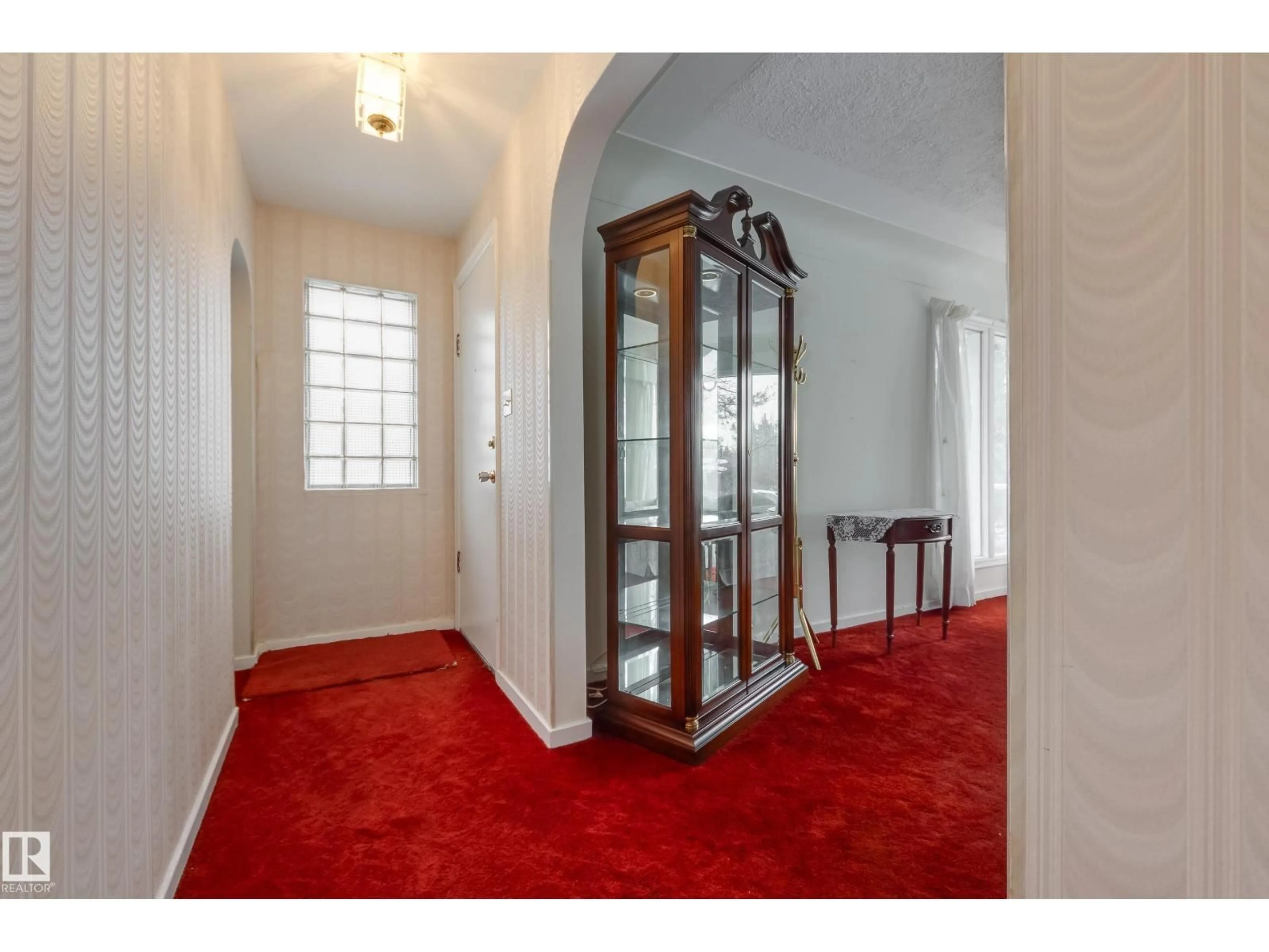 Indoor foyer for 13707 102 AV, Edmonton Alberta T5N0P2