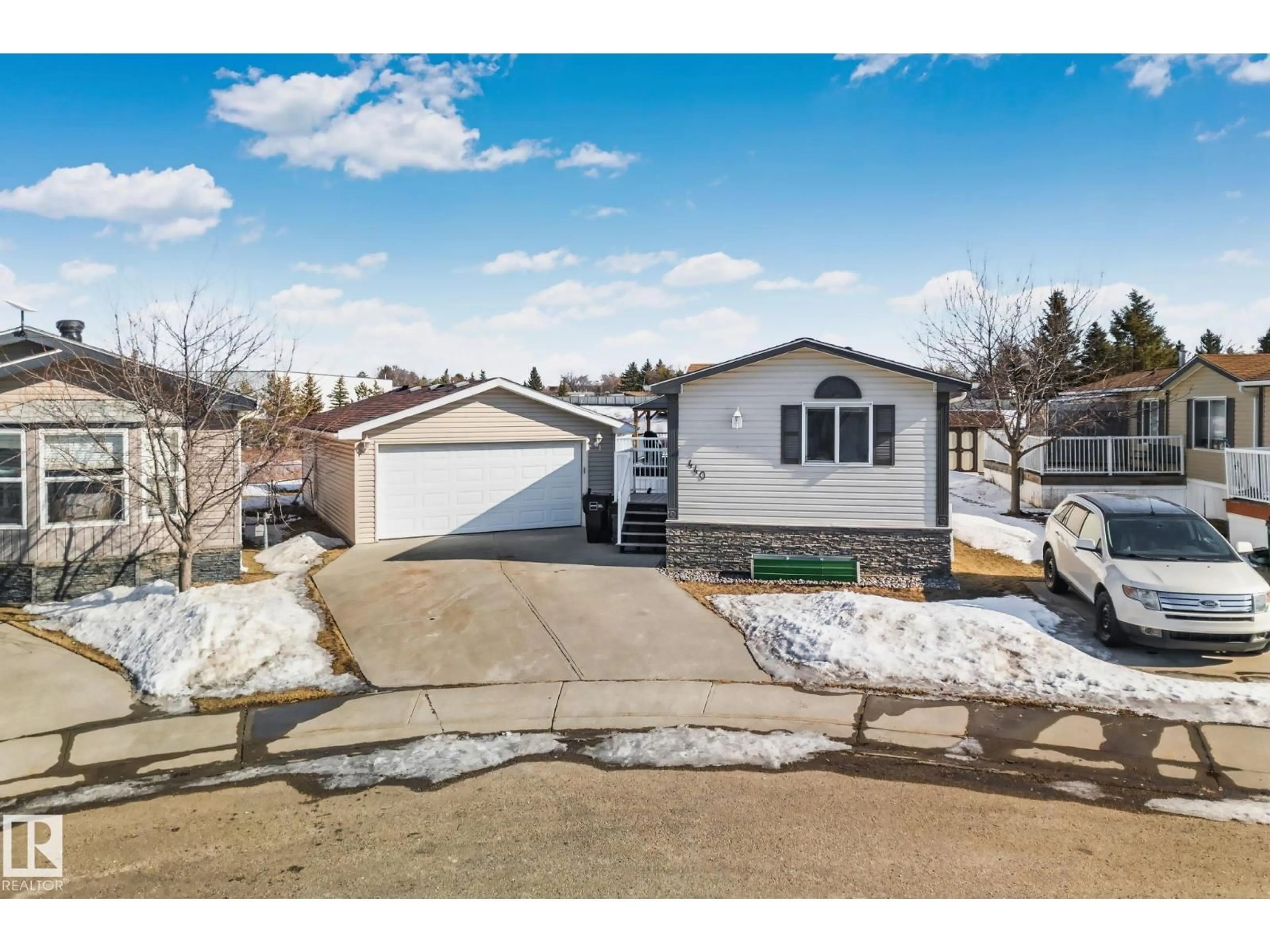 A pic from outside/outdoor area/front of a property/back of a property/a pic from drone, street for NW - 440 OAK WOOD CR, Edmonton Alberta T6P0B2