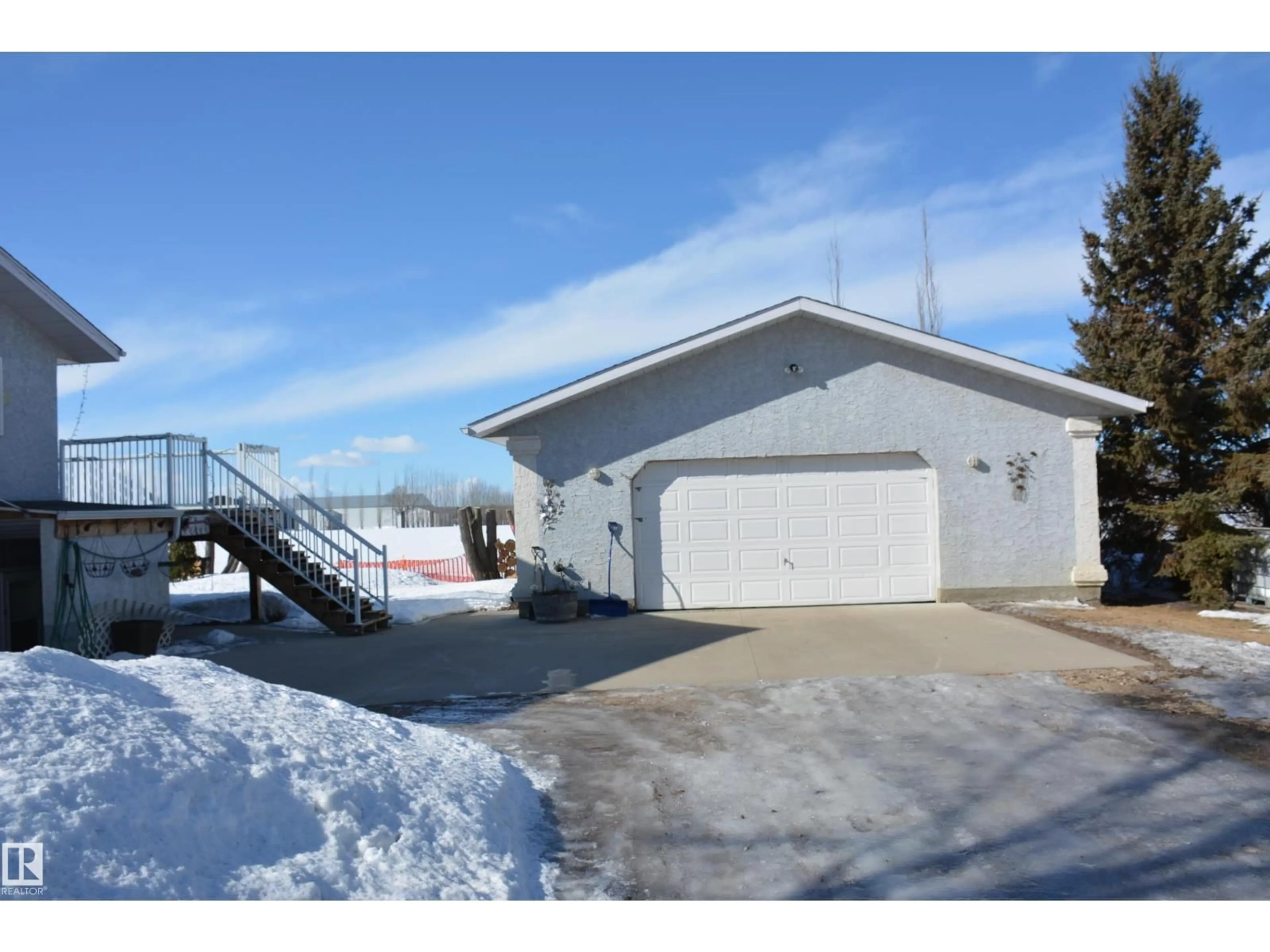 Indoor garage for 5110 50 ST, Neerlandia Alberta T0G1R0