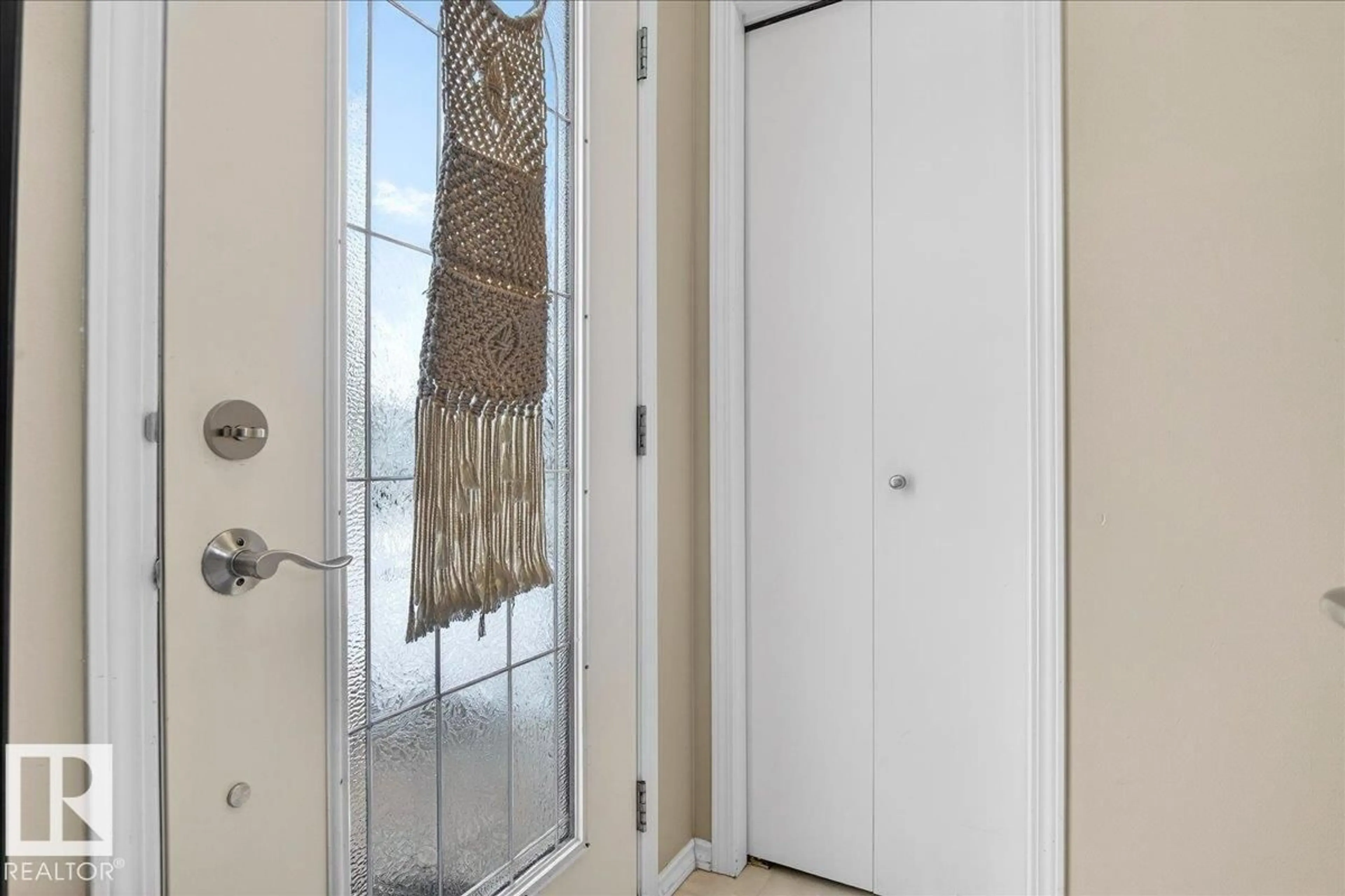 Indoor entryway for 1310 72 ST, Edmonton Alberta T6K2S9