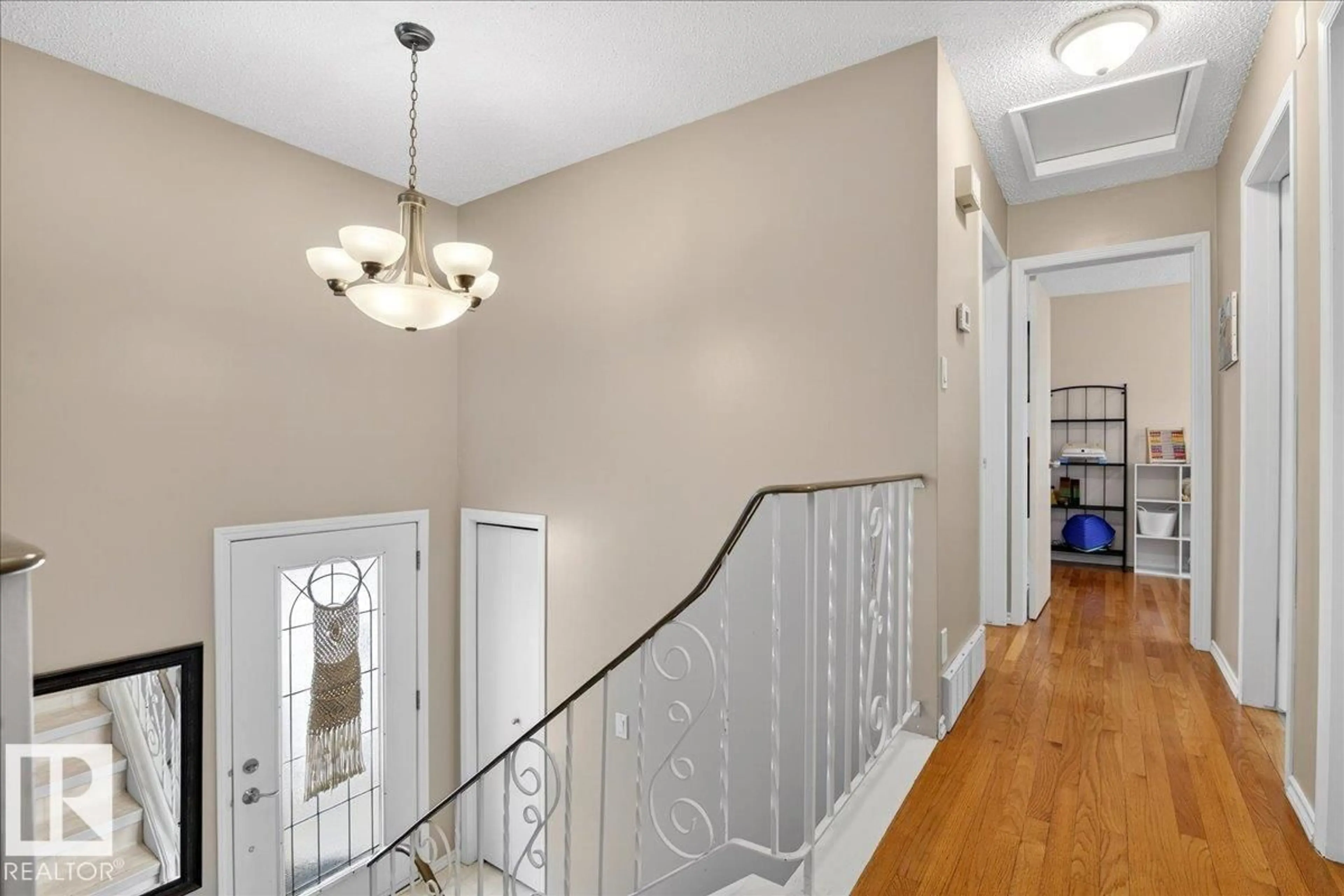 Indoor foyer for 1310 72 ST, Edmonton Alberta T6K2S9