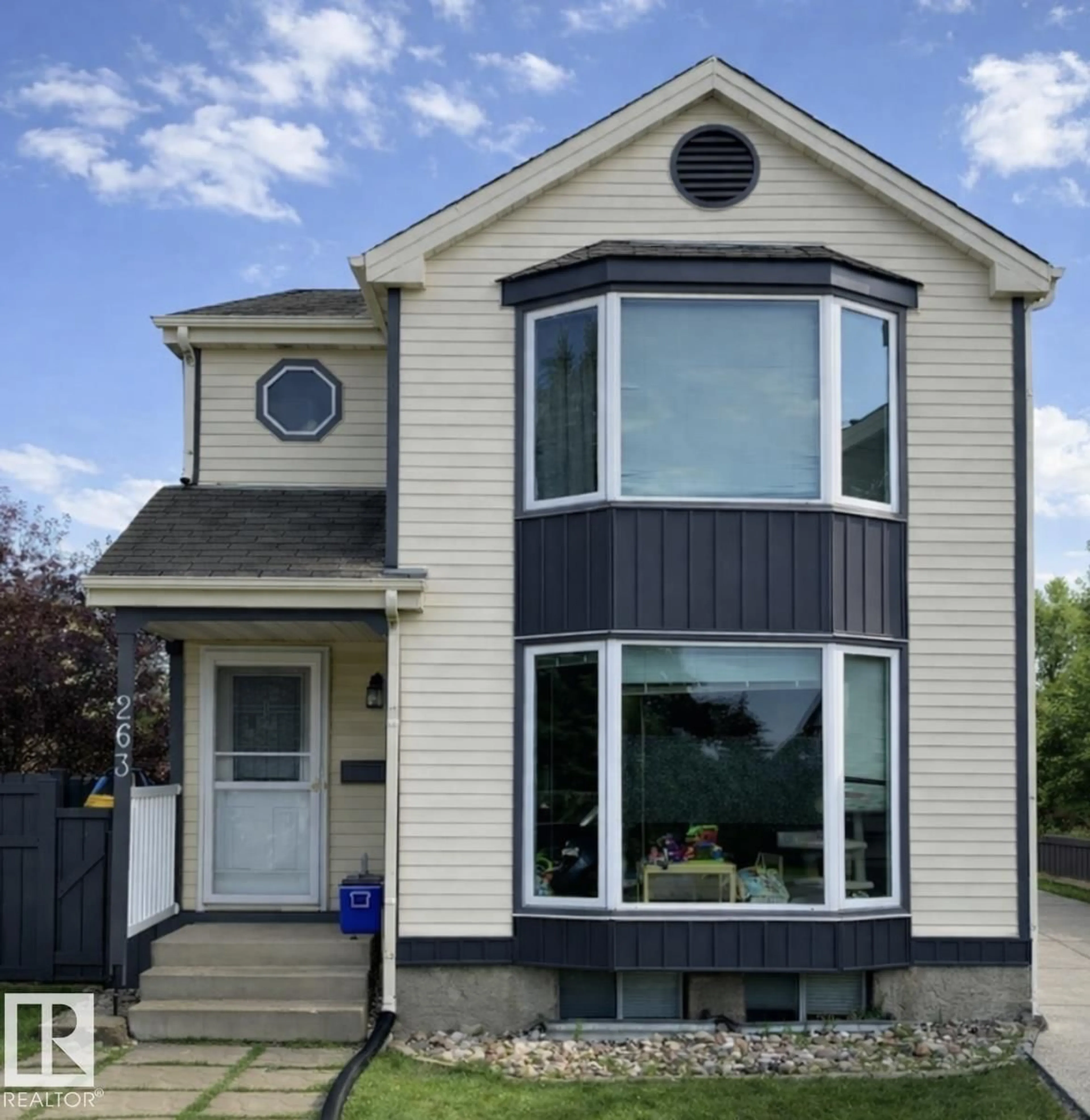 Home with vinyl exterior material, street for 263 VANTAGE LANE, Sherwood Park Alberta T8A4J3