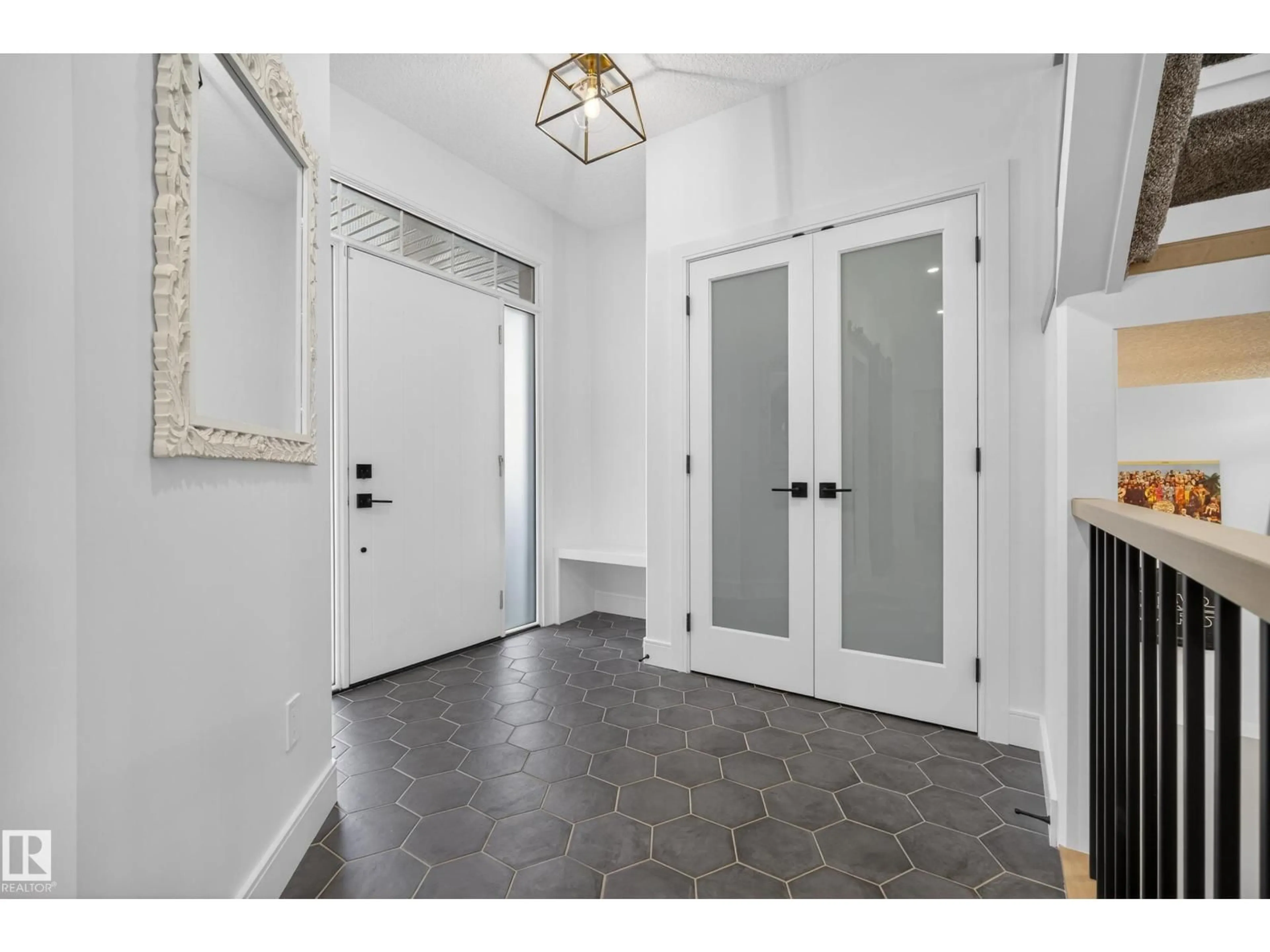 Indoor entryway for 4470 SUZANNA CR, Edmonton Alberta T6X0Y5