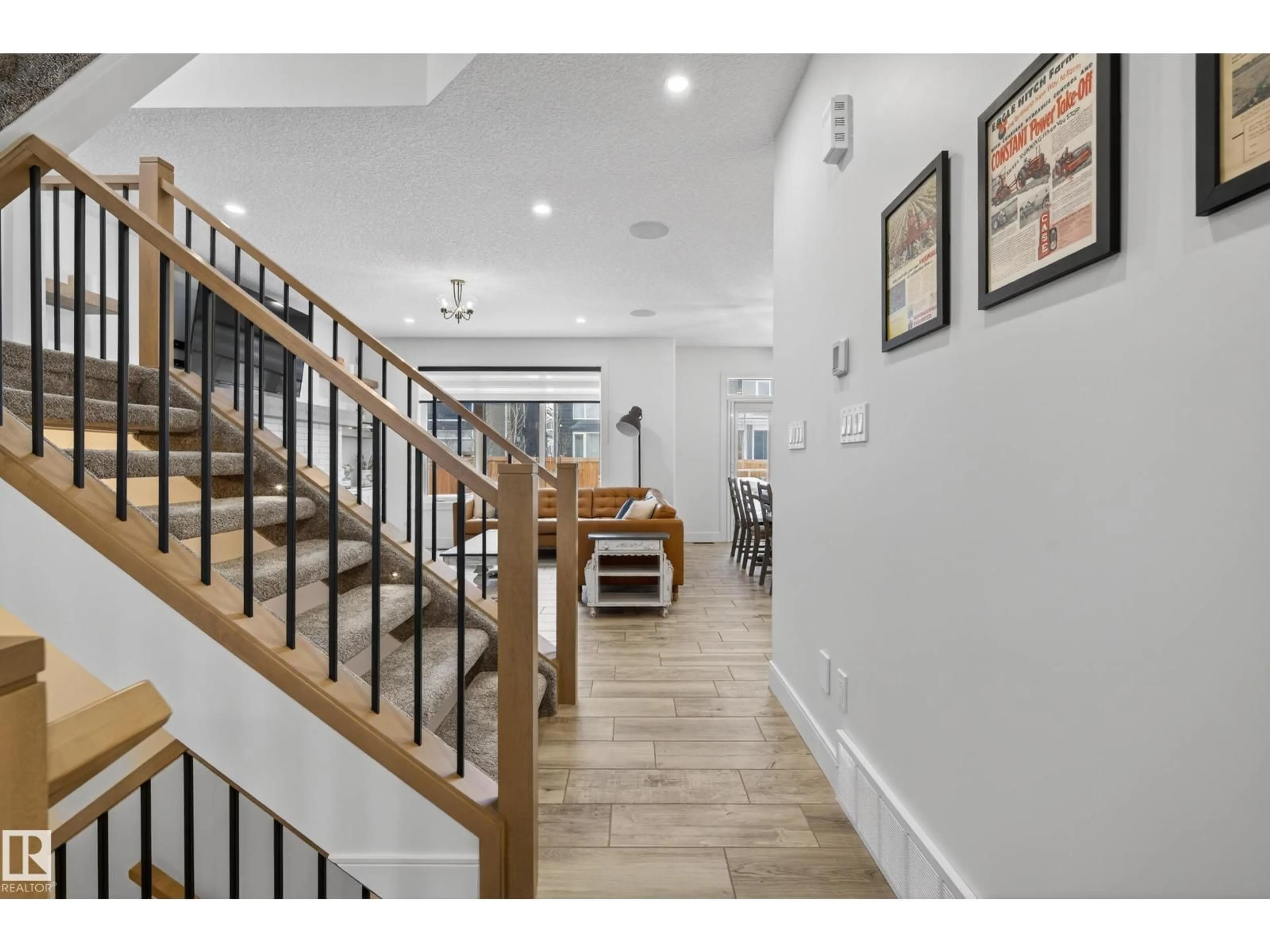 Indoor foyer for 4470 SUZANNA CR, Edmonton Alberta T6X0Y5