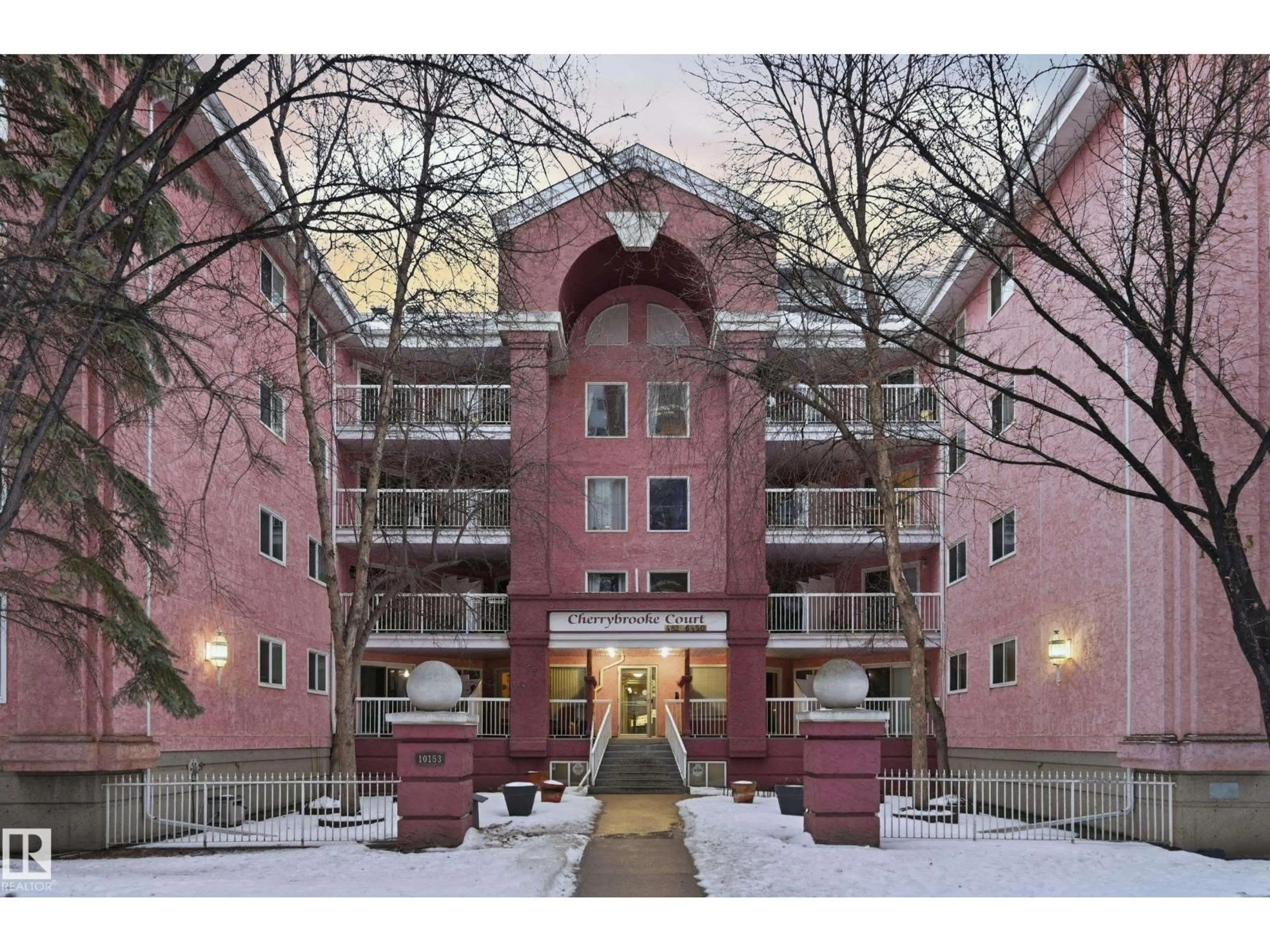 Indoor foyer for #110 - 10153 117 ST, Edmonton Alberta T5K1X5