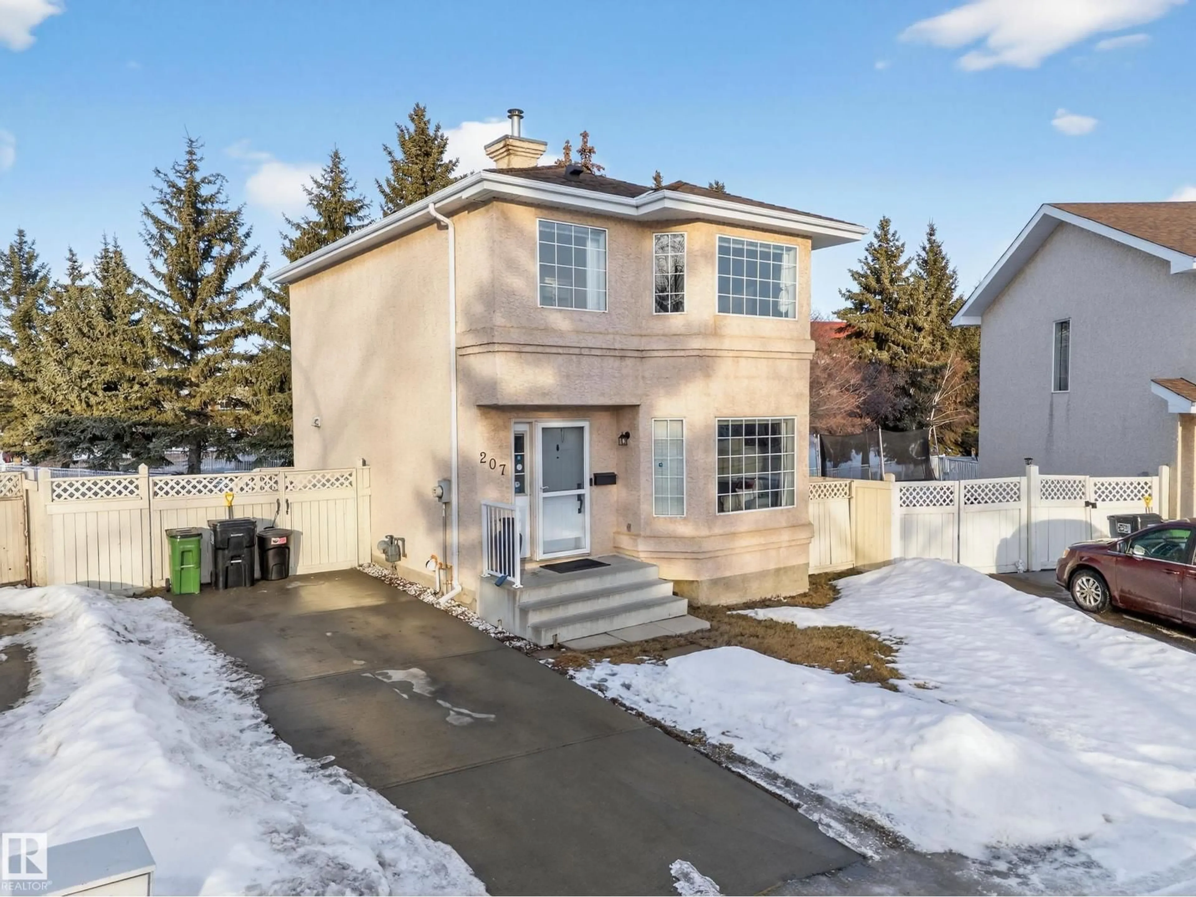 A pic from outside/outdoor area/front of a property/back of a property/a pic from drone, street for 207 RIVER PT, Edmonton Alberta T5A4Z4