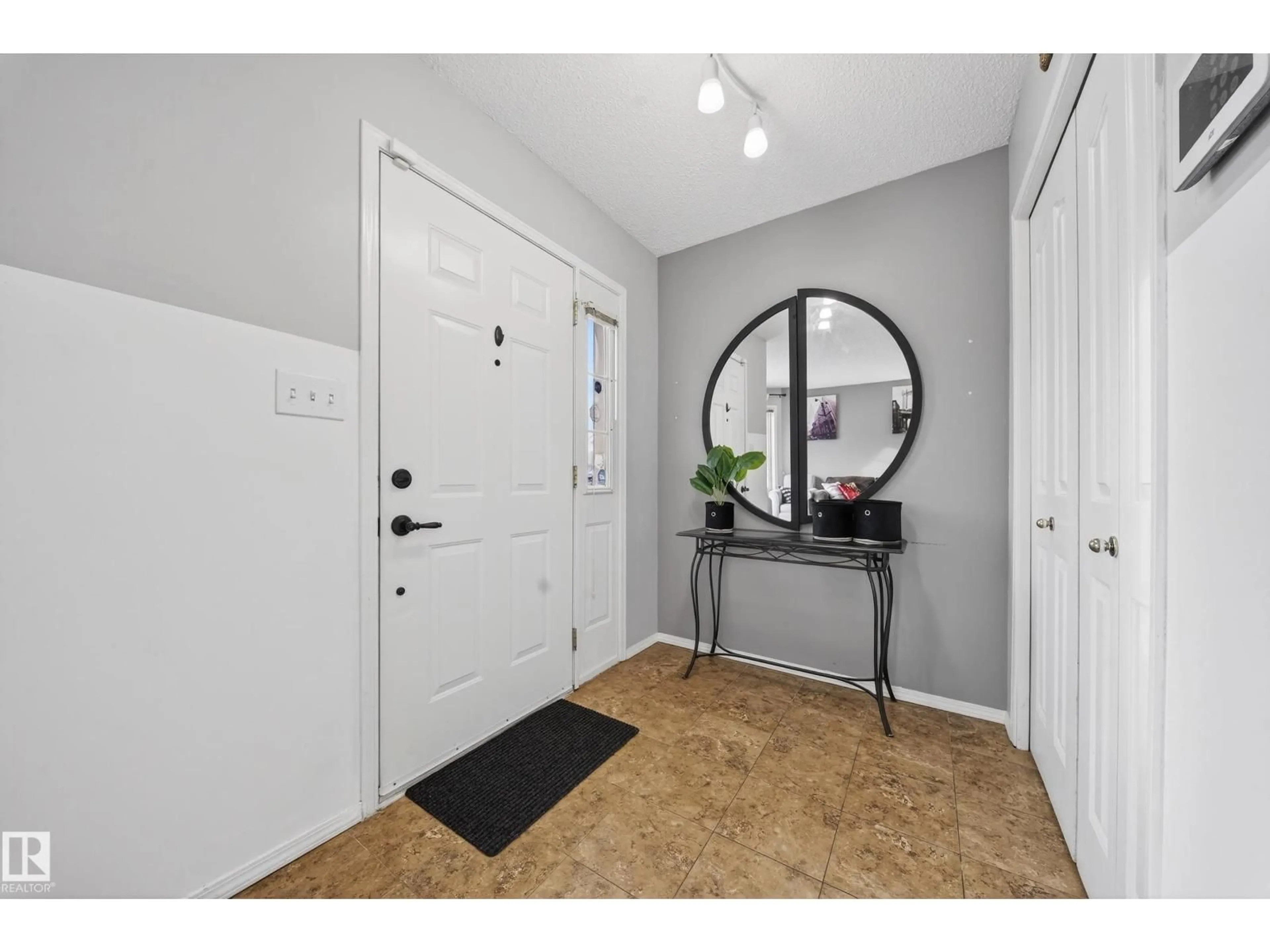 Indoor entryway for 207 RIVER PT, Edmonton Alberta T5A4Z4