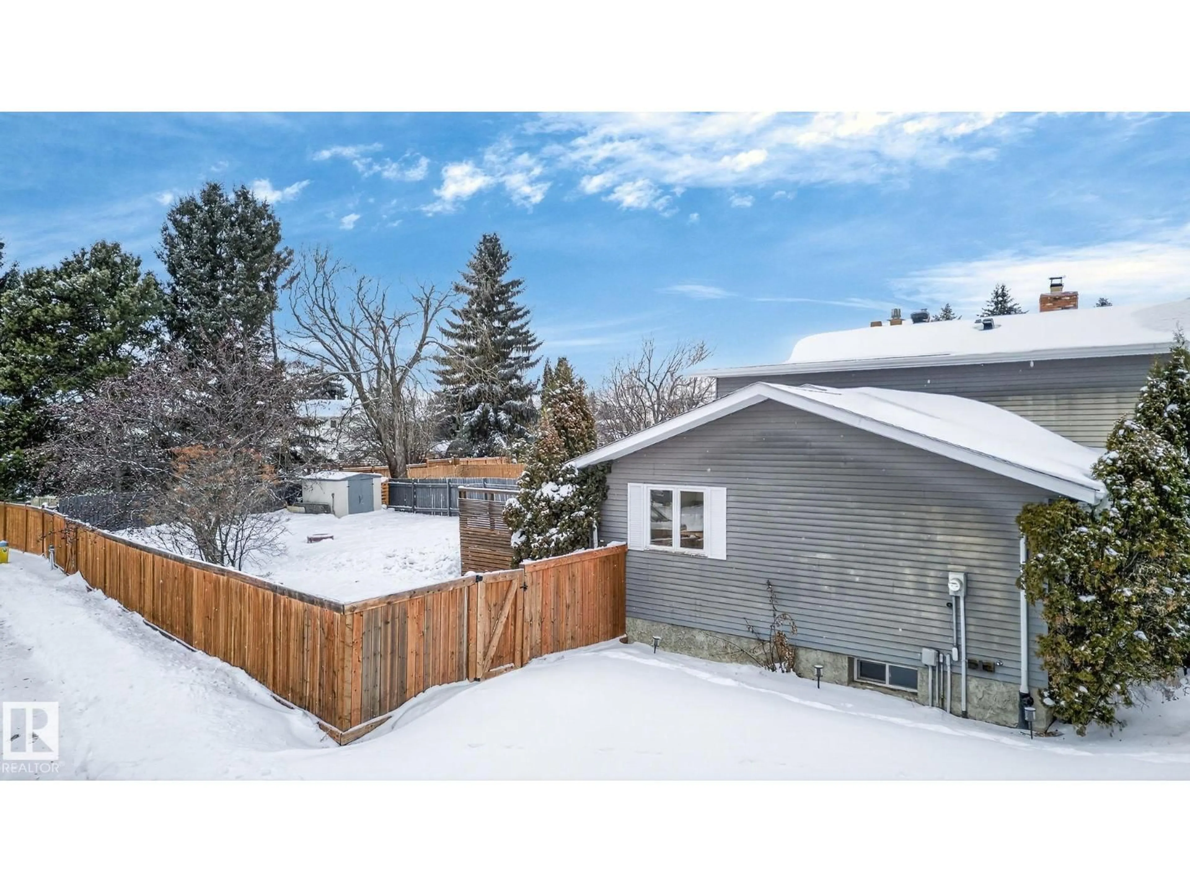 A pic from outside/outdoor area/front of a property/back of a property/a pic from drone, unknown for 632 WAHSTAO RD, Edmonton Alberta T5T2Y4
