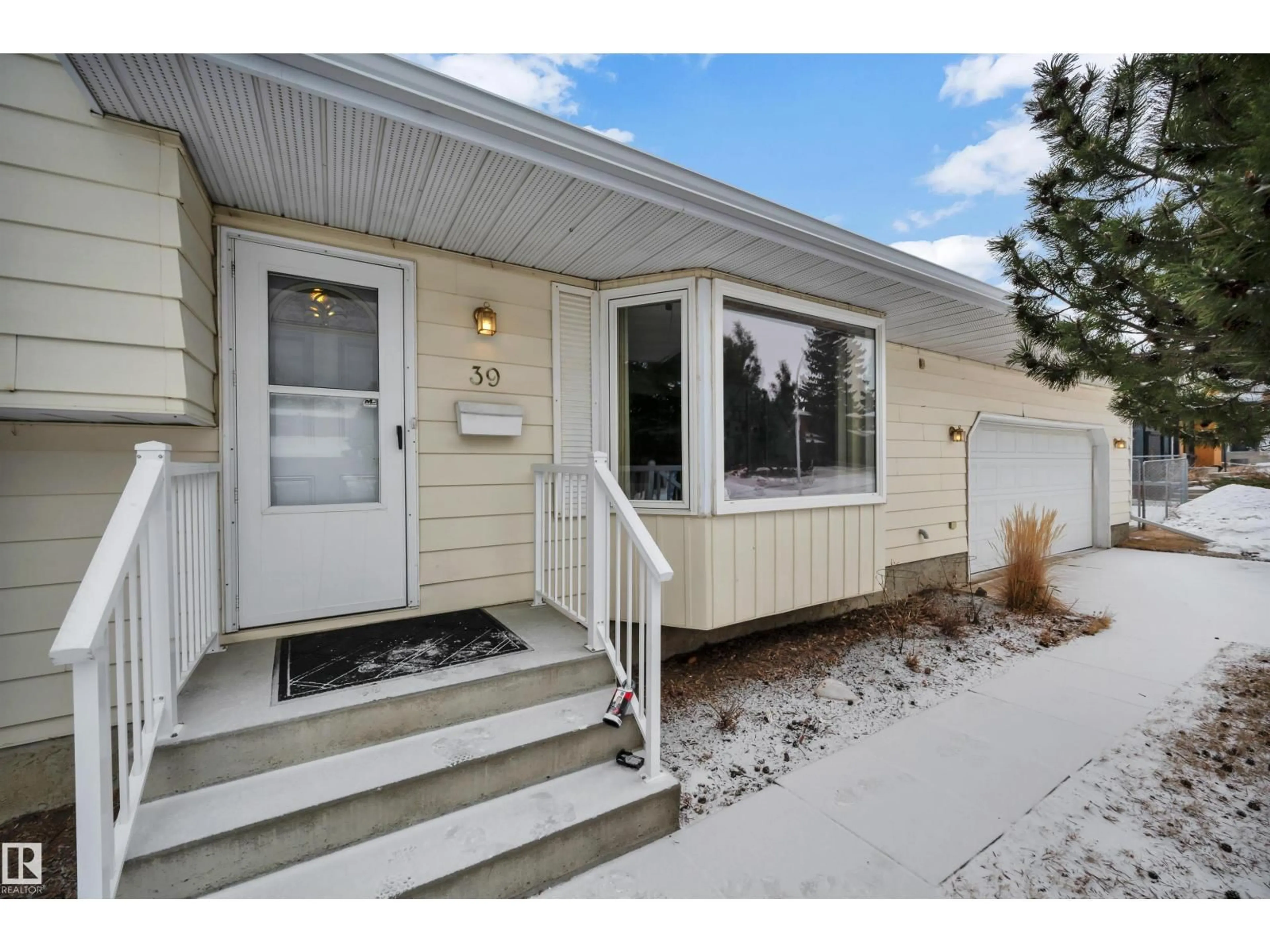 Home with vinyl exterior material, street for 39 WOODSTOCK DR, Sherwood Park Alberta T8A4C4