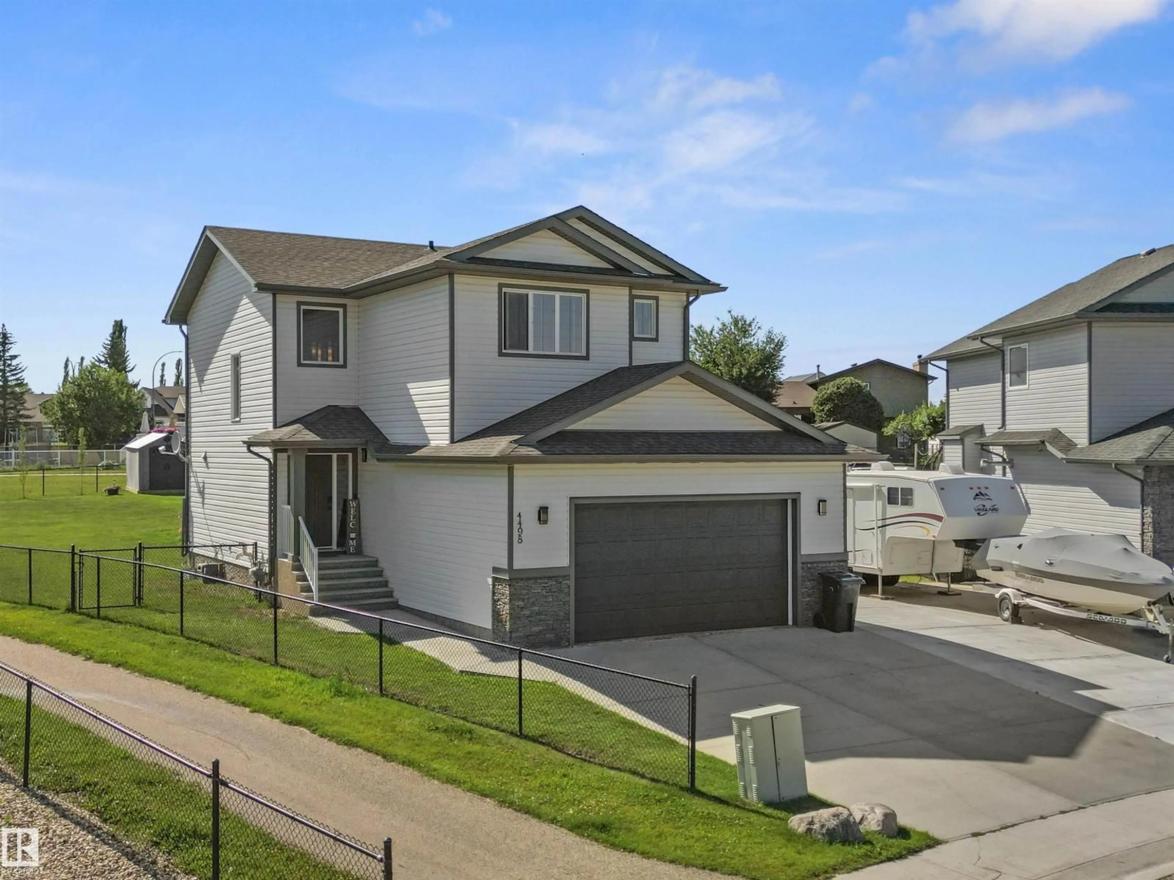 Home with vinyl exterior material, street for 4498 40 STREET, Drayton Valley Alberta T7A1W4