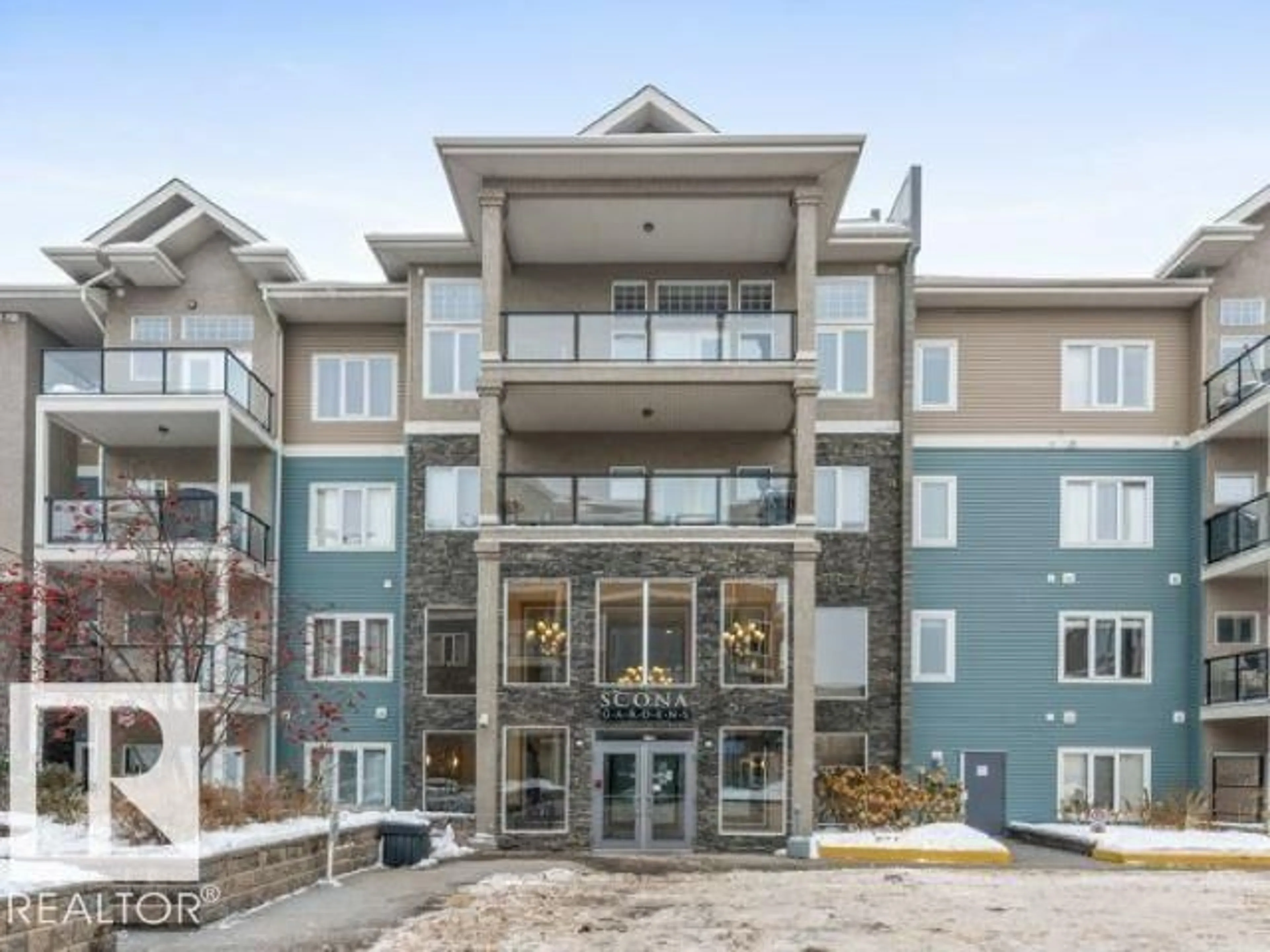 Indoor foyer for 432 10121 80 AV AV, Edmonton Alberta T6E0B9