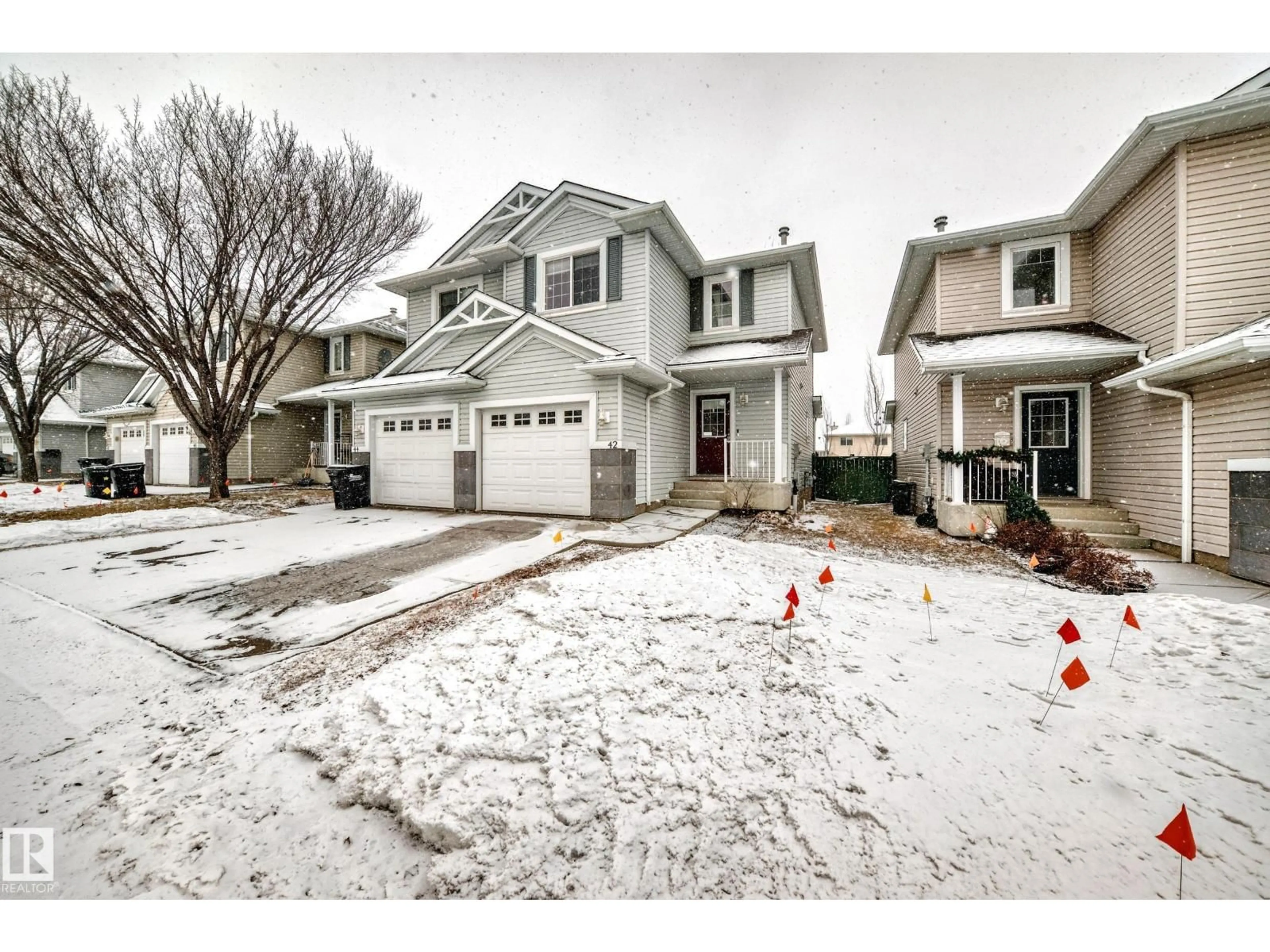 A pic from outside/outdoor area/front of a property/back of a property/a pic from drone, street for 42 - 115 CHESTERMERE DR, Sherwood Park Alberta T8H2W4