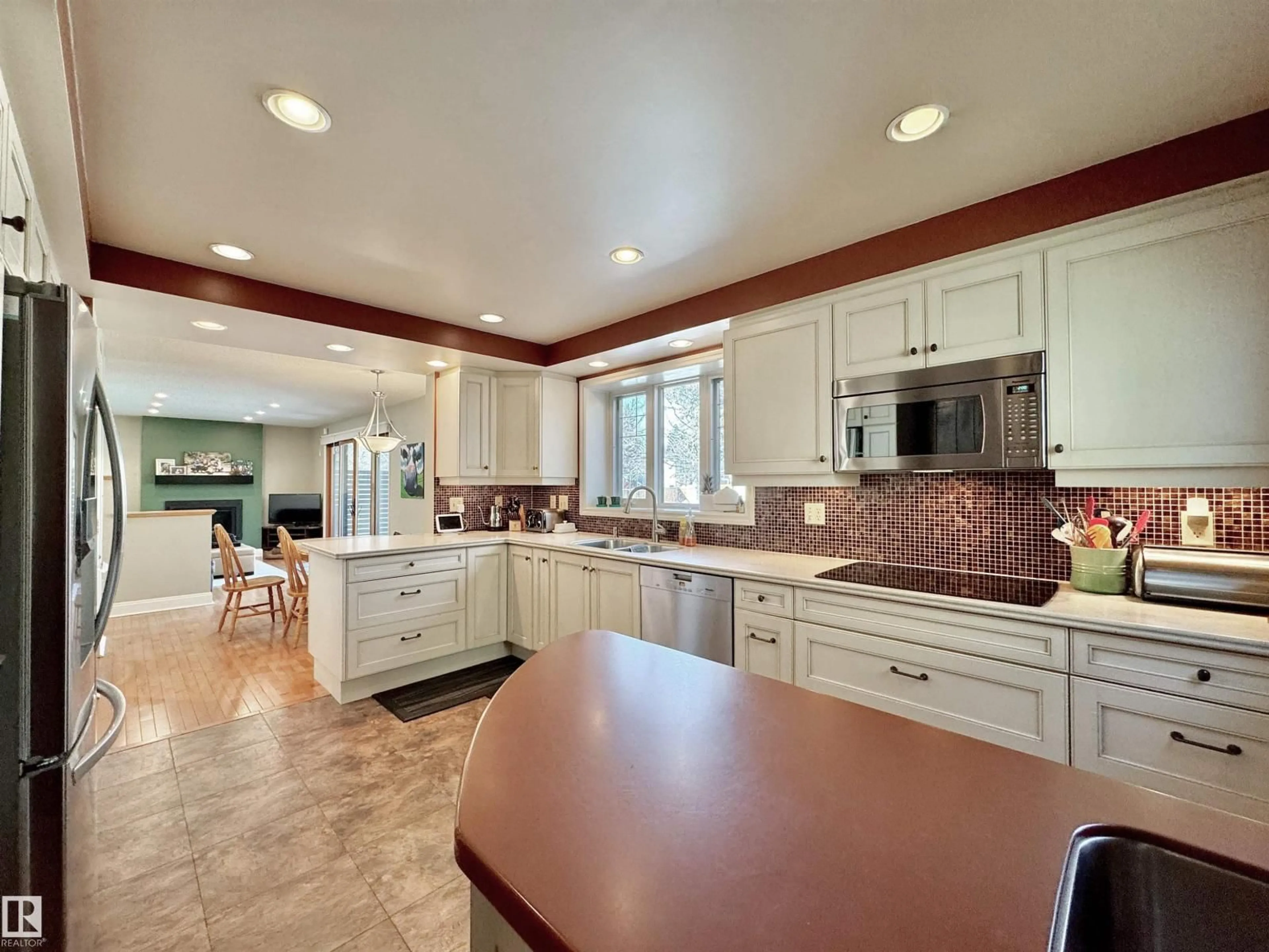 Open concept kitchen, ceramic/tile floor for 4 WOLF CT, Edmonton Alberta T5T1E2