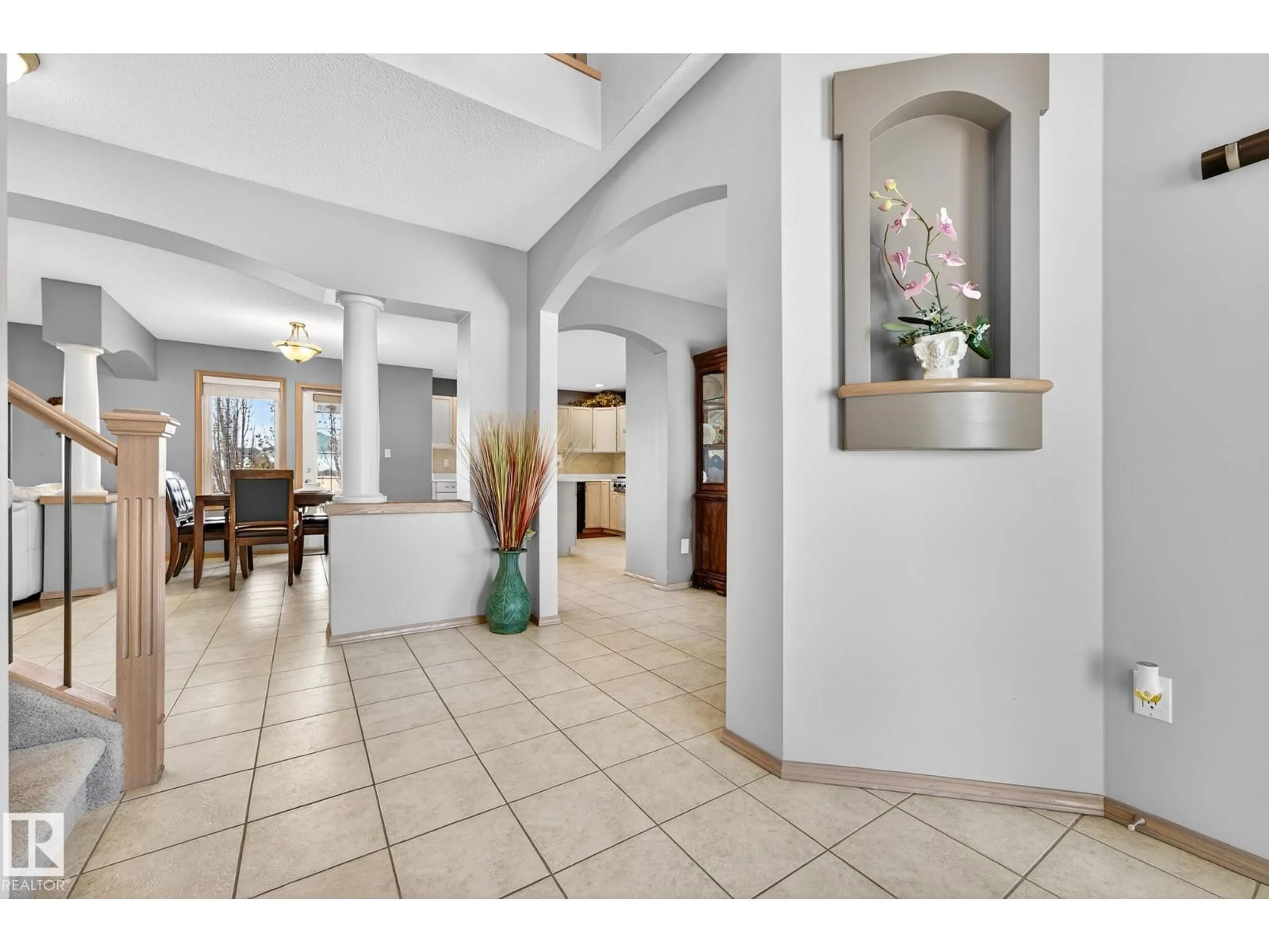 Indoor foyer for NW - 1354 118A ST, Edmonton Alberta T6J7G2