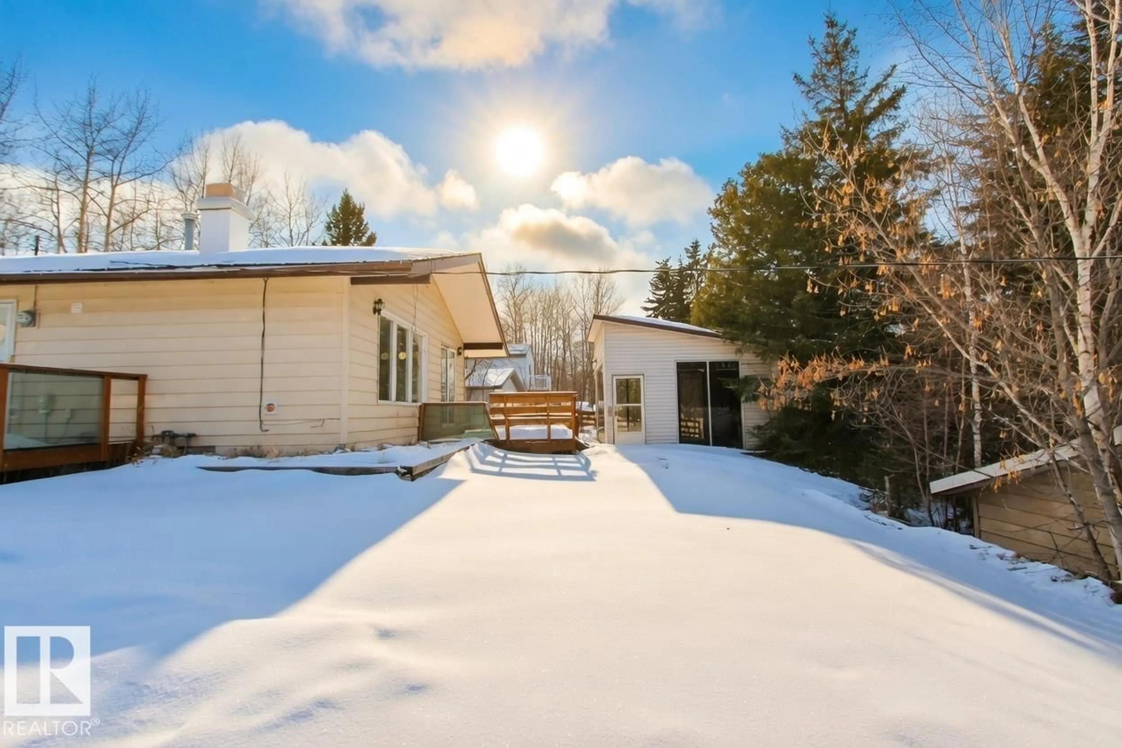 A pic from outside/outdoor area/front of a property/back of a property/a pic from drone, unknown for 15 BAY DR, Rural Lac Ste. Anne County Alberta T0E0V0