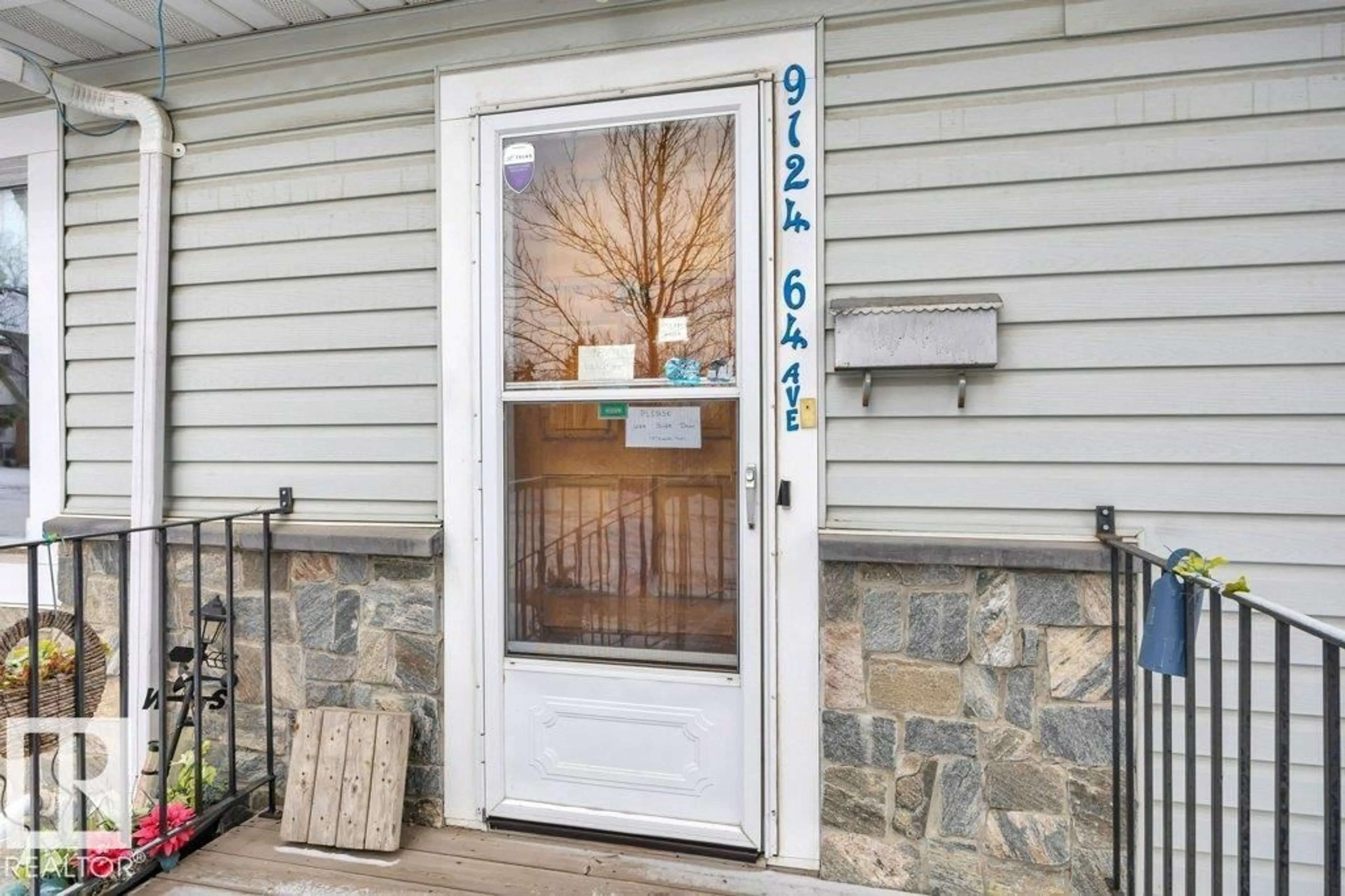 Indoor entryway for 9124 64 AV, Edmonton Alberta T6E0H7